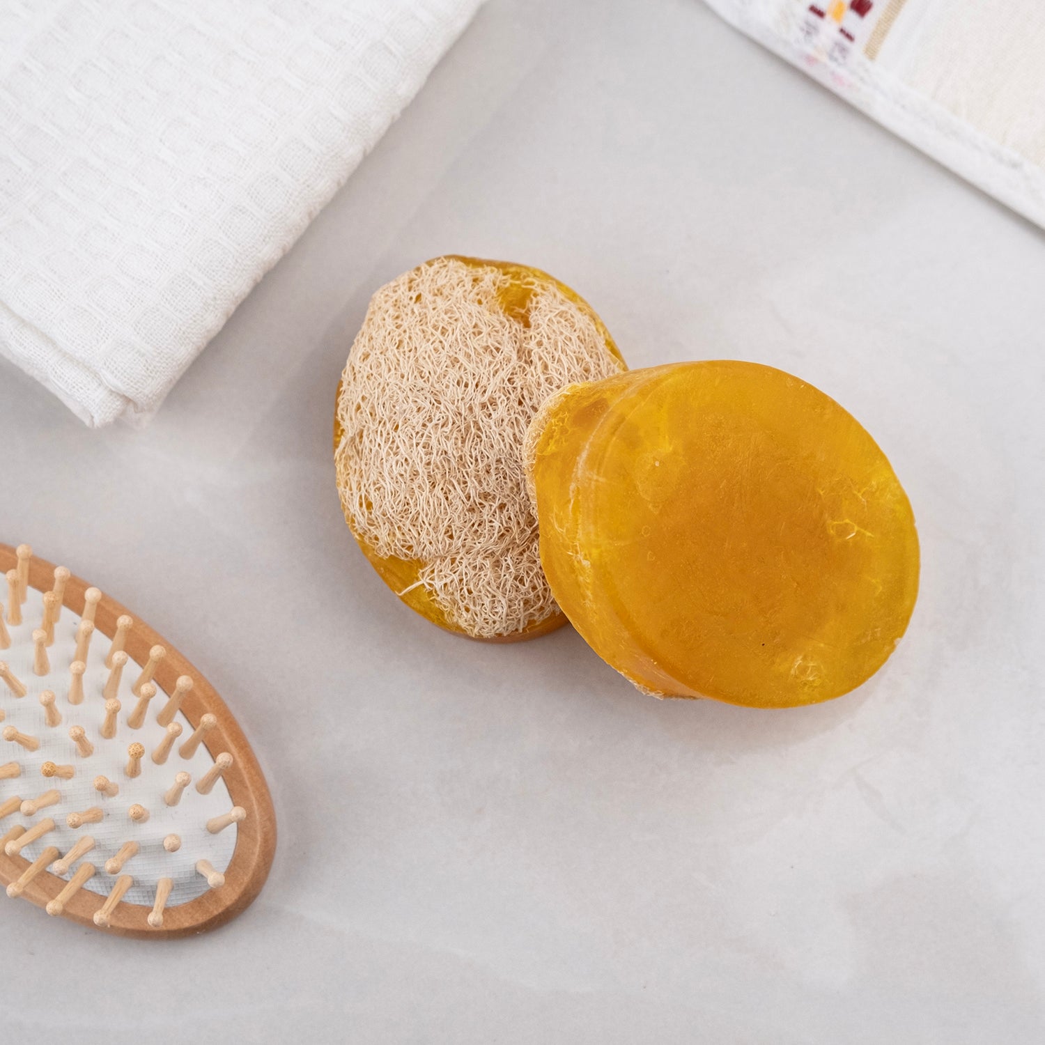 Kükürt ve kabak lifi içeren doğal sabun – peeling etkili, sivilce karşıtı ve yağ dengeleyici bitkisel bakım ürünü