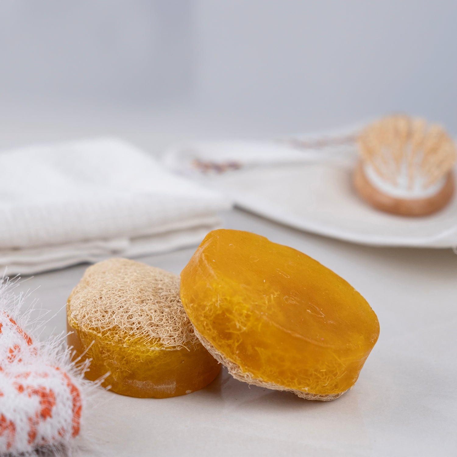 Kükürt ve kabak lifi içeren doğal sabun – peeling etkili, sivilce karşıtı ve yağ dengeleyici bitkisel bakım ürünü