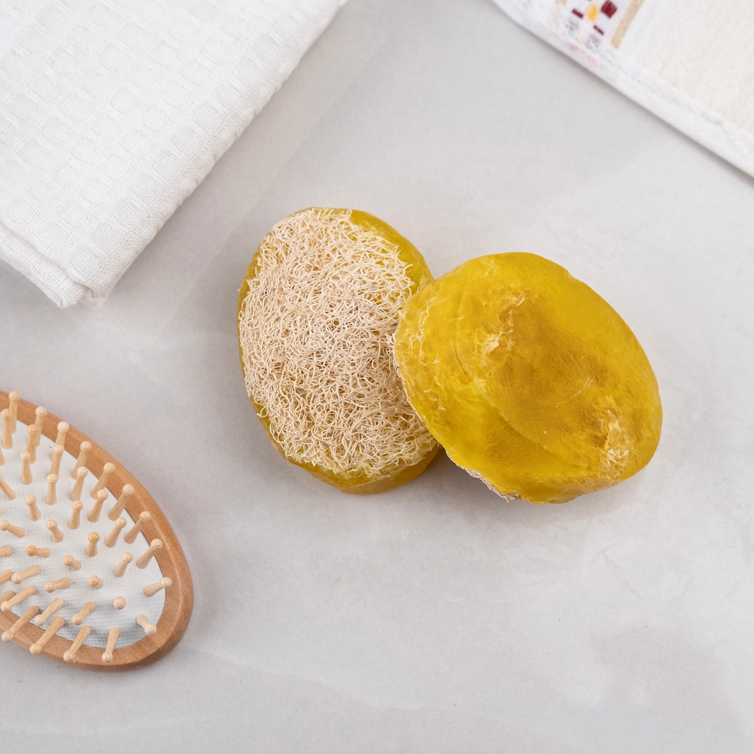 Limon çiçeği özü ve kabak lifi içeren doğal sabun – peeling etkili, ferahlatıcı ve cilt canlandırıcı bitkisel bakım ürünü