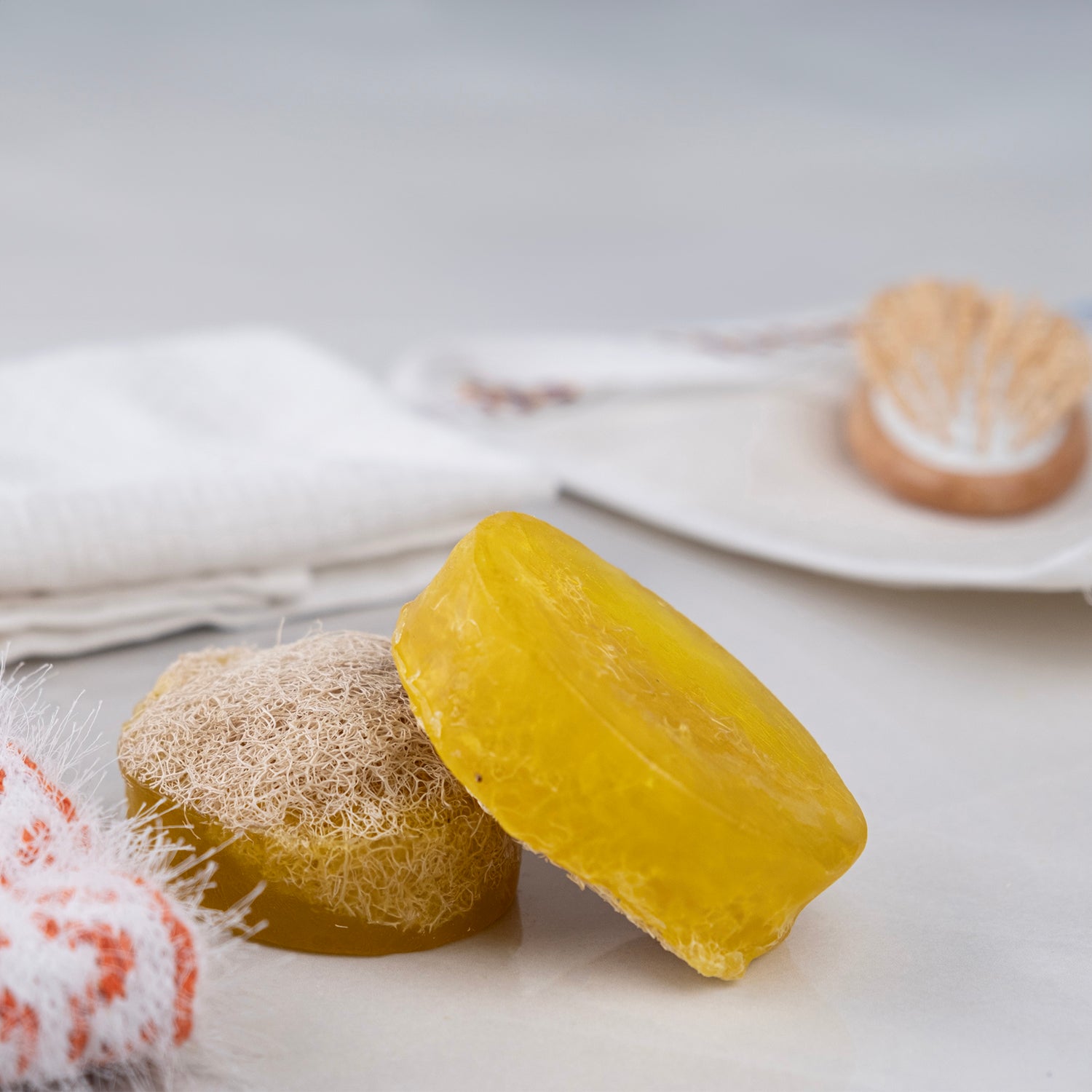 Limon çiçeği özü ve kabak lifi içeren doğal sabun – peeling etkili, ferahlatıcı ve cilt canlandırıcı bitkisel bakım ürünü