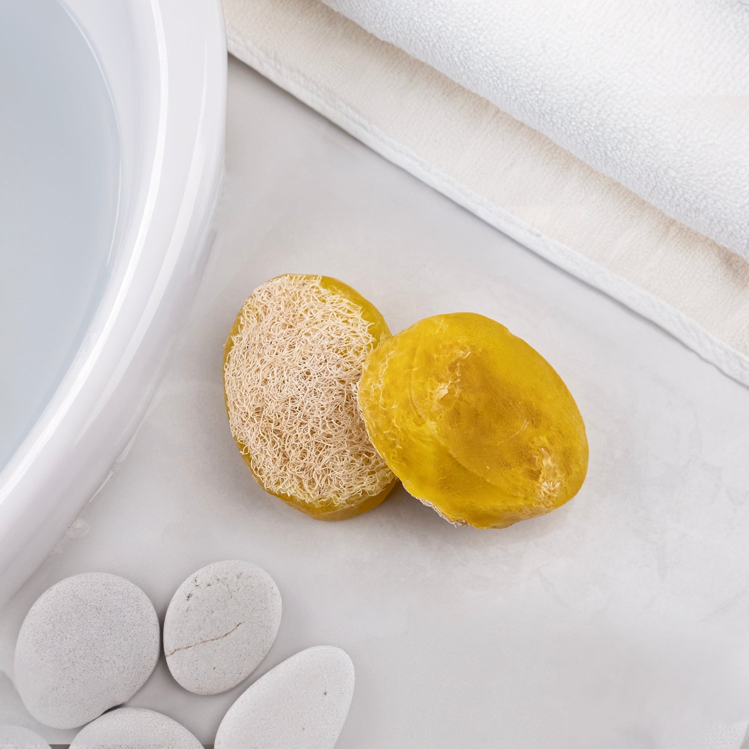 Limon çiçeği özü ve kabak lifi içeren doğal sabun – peeling etkili, ferahlatıcı ve cilt canlandırıcı bitkisel bakım ürünü