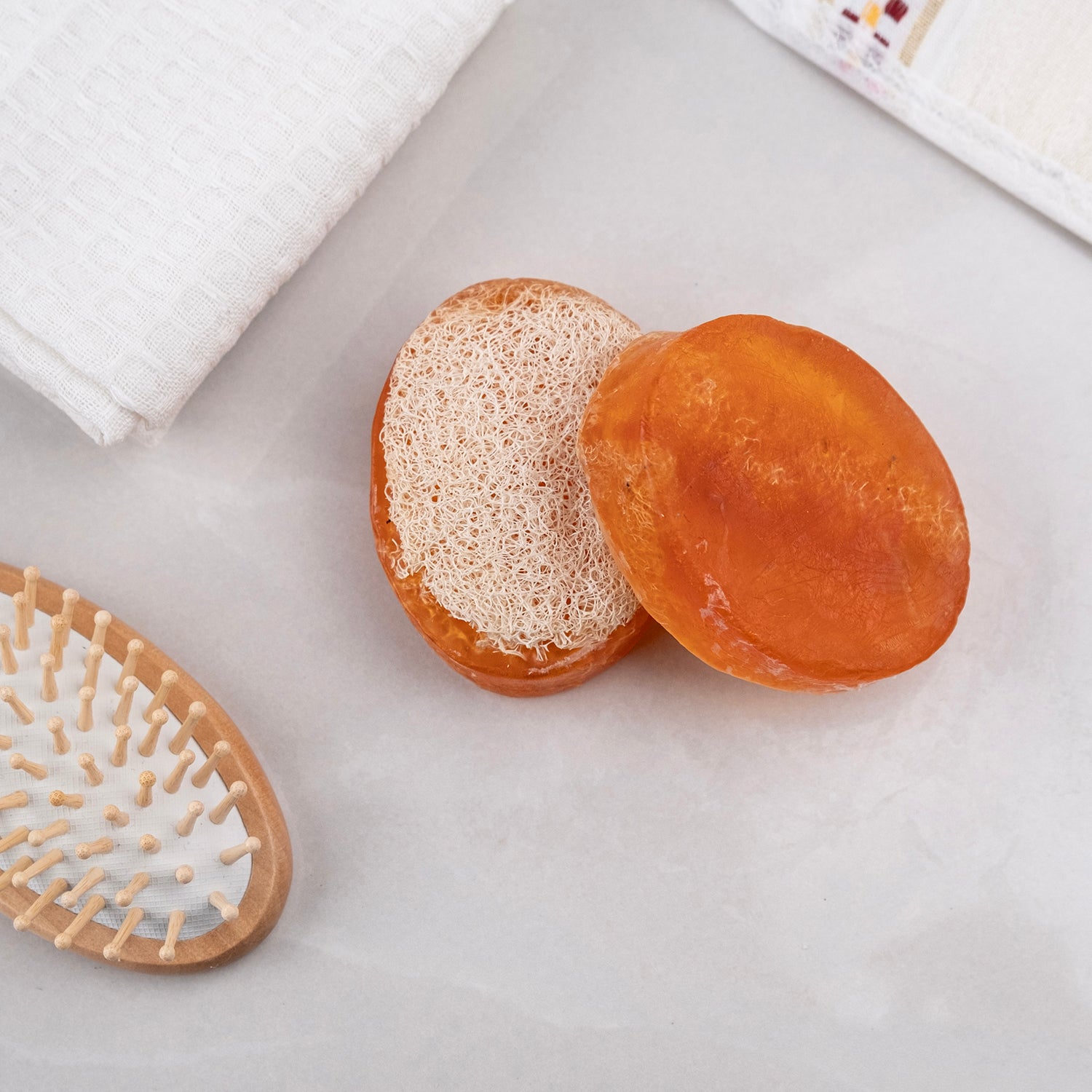 Mango özü ve kabak lifi içeren doğal sabun – peeling etkili, tropikal kokulu ve nemlendirici bitkisel bakım ürünü