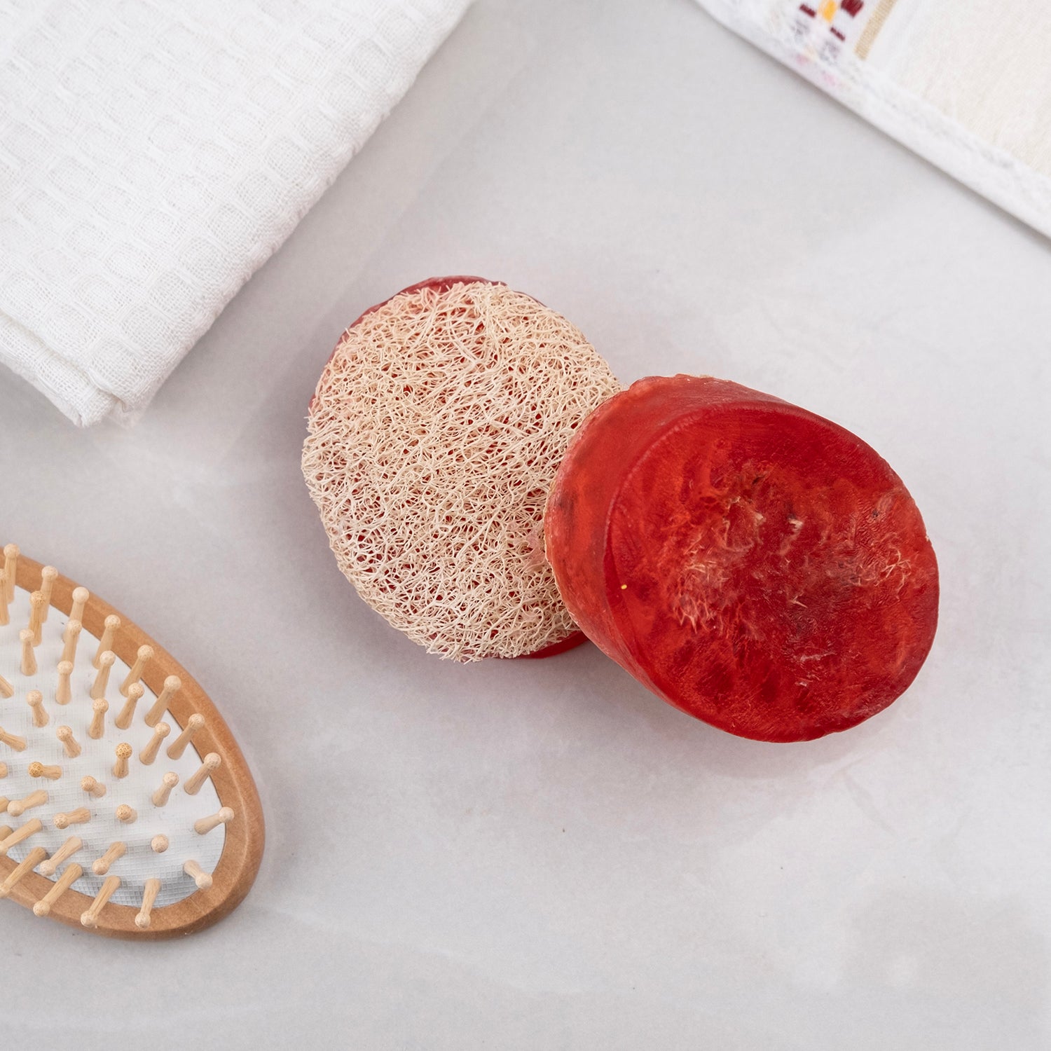Nar özü ve kabak lifi içeren doğal sabun – peeling etkili, antioksidan özellikli ve cilt yenileyici bitkisel bakım ürünü