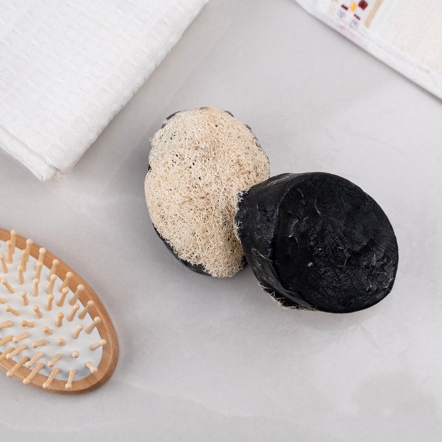 Kabak lifi ve ruşur taşı içeren doğal sabun – ölü deri arındırıcı, cilt tonu eşitleyici ve yenileyici bitkisel bakım ürünü