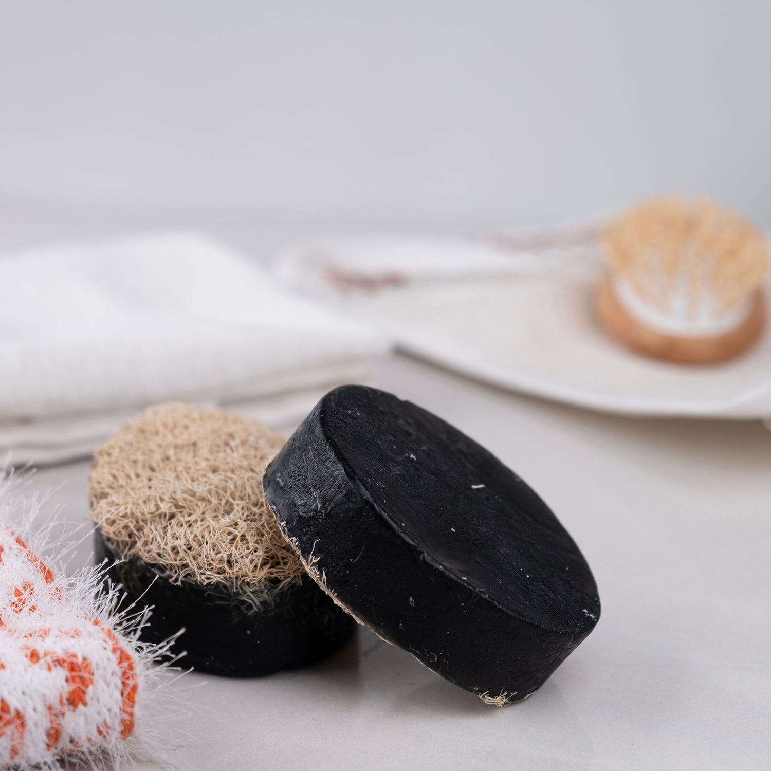 Kabak lifi ve ruşur taşı içeren doğal sabun – ölü deri arındırıcı, cilt tonu eşitleyici ve yenileyici bitkisel bakım ürünü