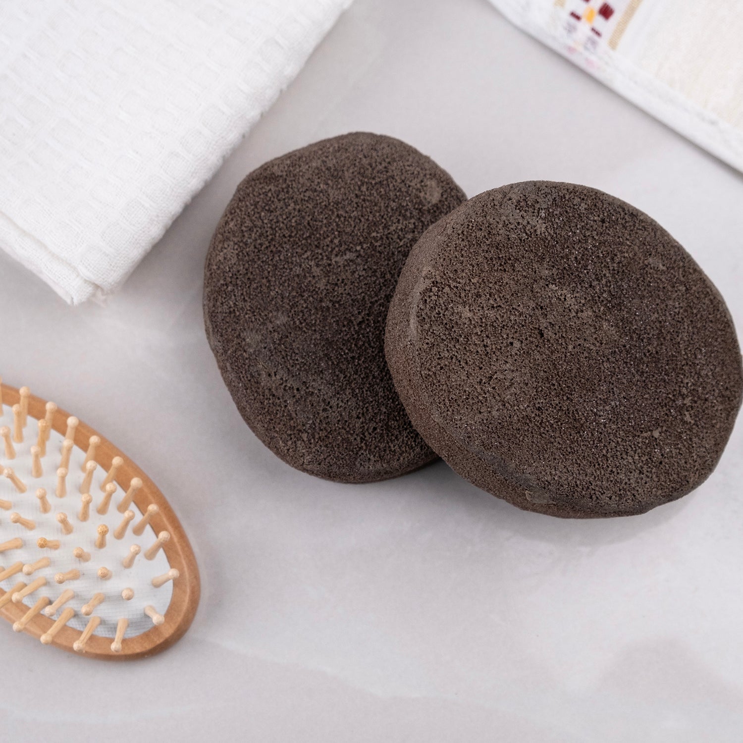 Amber özü ve doğal sünger içeren sabun – arındırıcı, kalıcı kokulu ve rahatlatıcı bitkisel bakım ürünü