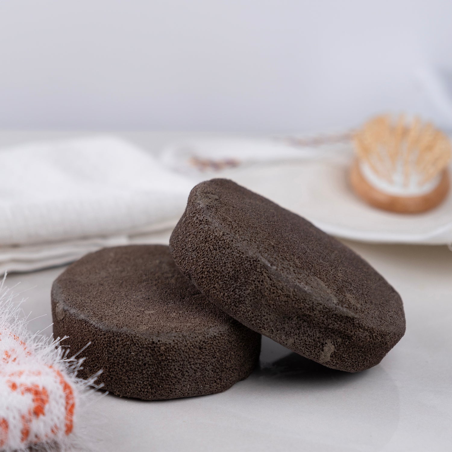 Amber özü ve doğal sünger içeren sabun – arındırıcı, kalıcı kokulu ve rahatlatıcı bitkisel bakım ürünü