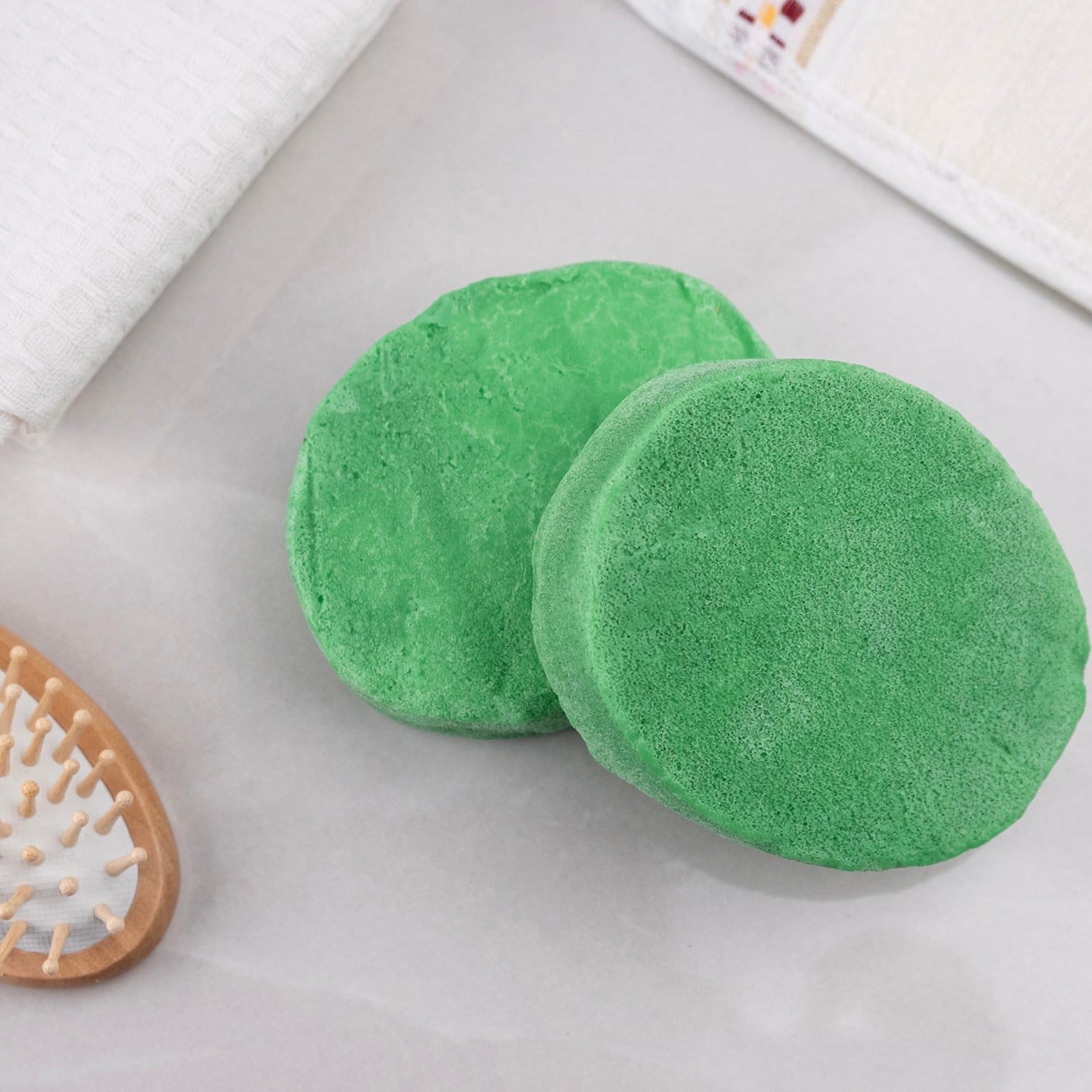 Çay ağacı yağı ve doğal sünger içeren sabun – antibakteriyel, gözenek arındırıcı ve sivilce karşıtı bitkisel bakım ürünü