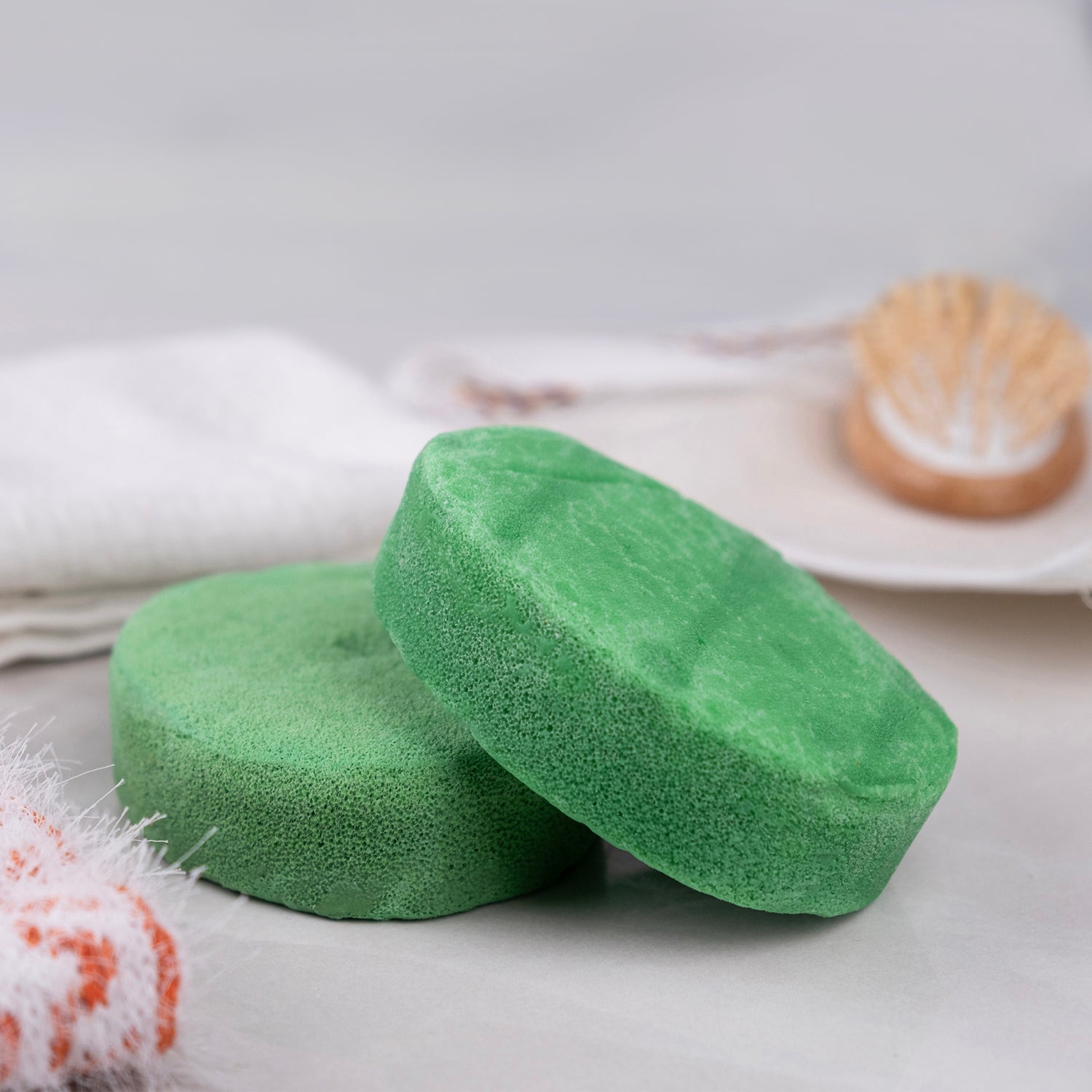 Çay ağacı yağı ve doğal sünger içeren sabun – antibakteriyel, gözenek arındırıcı ve sivilce karşıtı bitkisel bakım ürünü