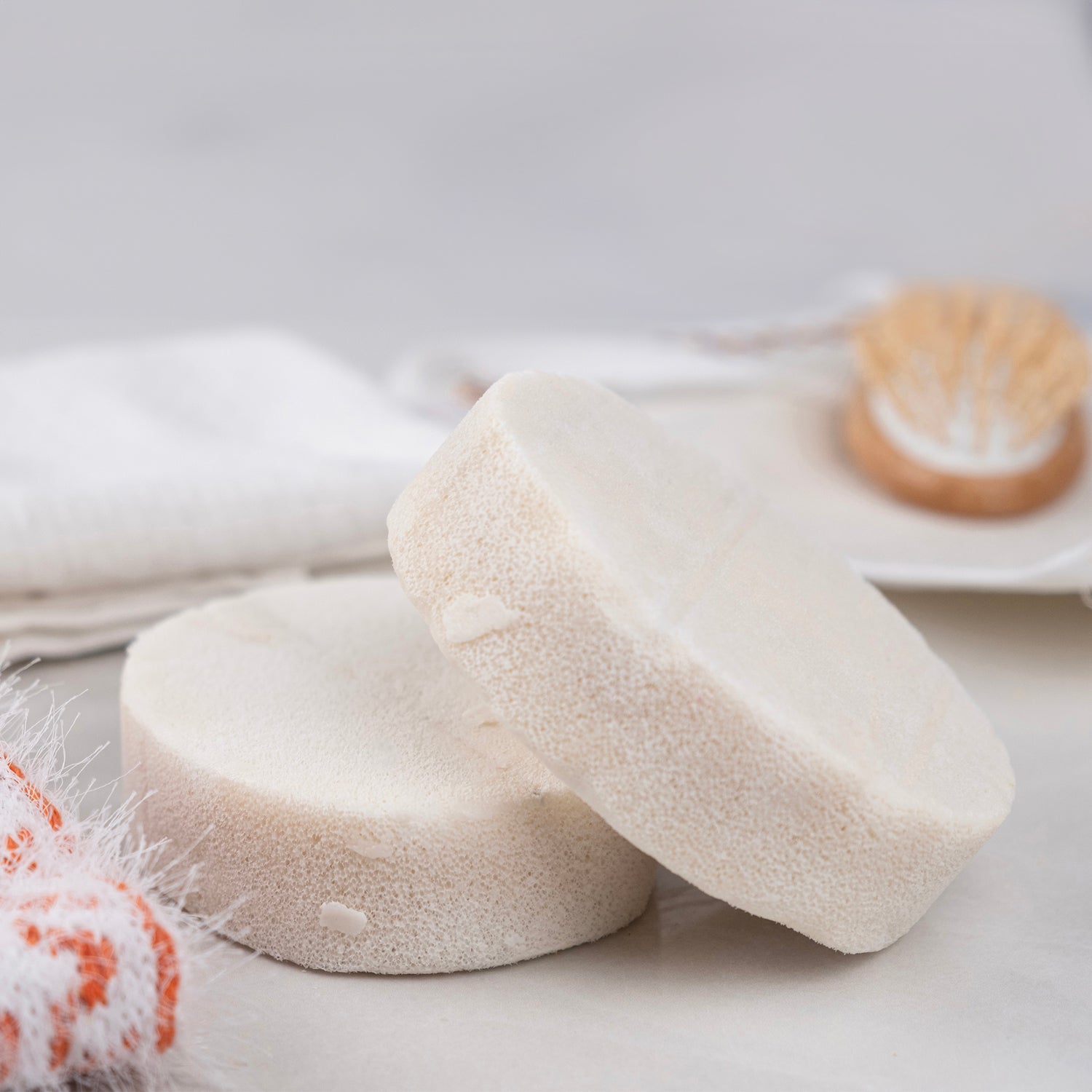 Eşek sütü ve doğal sünger içeren sabun – yoğun nemlendirici, hassas cilt dostu ve yumuşatıcı bitkisel bakım ürünü”