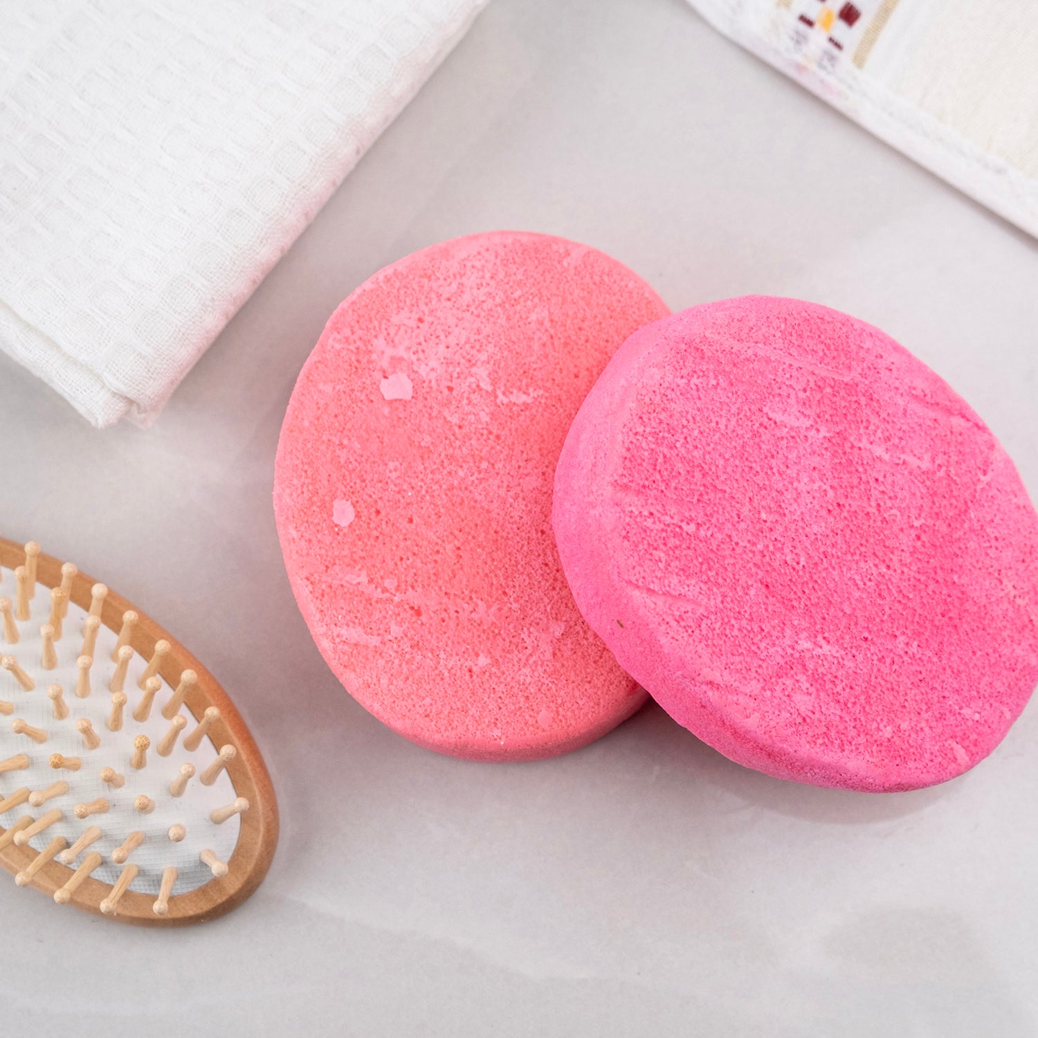 Gül özleri ve doğal sünger içeren sabun – cilt yatıştırıcı, ferahlatıcı ve nazikçe arındırıcı bitkisel bakım ürünü