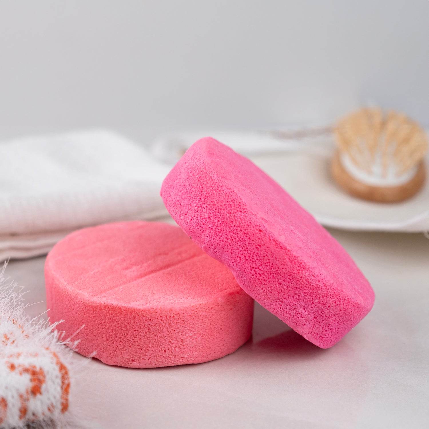 Gül özleri ve doğal sünger içeren sabun – cilt yatıştırıcı, ferahlatıcı ve nazikçe arındırıcı bitkisel bakım ürünü