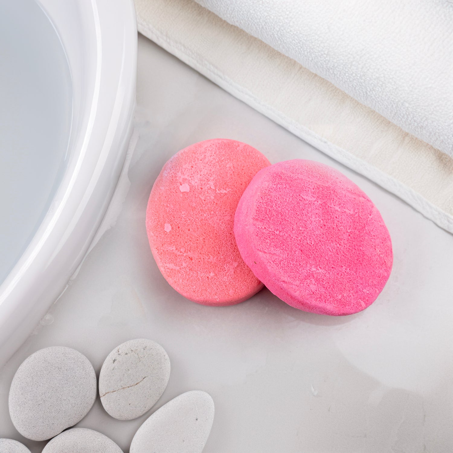 Gül özleri ve doğal sünger içeren sabun – cilt yatıştırıcı, ferahlatıcı ve nazikçe arındırıcı bitkisel bakım ürünü