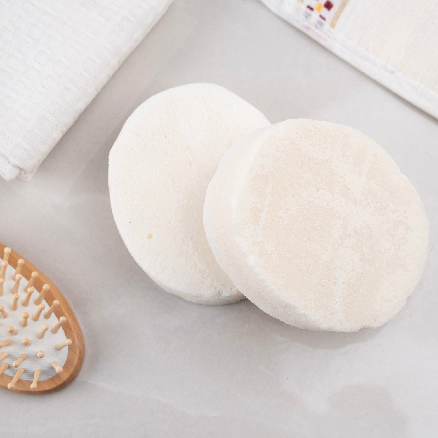 Hindistan cevizi özü ve doğal sünger içeren sabun – nemlendirici, yumuşatıcı ve tropikal kokulu bitkisel bakım ürünü