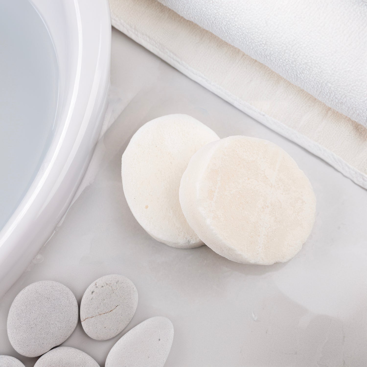 Hindistan cevizi özü ve doğal sünger içeren sabun – nemlendirici, yumuşatıcı ve tropikal kokulu bitkisel bakım ürünü