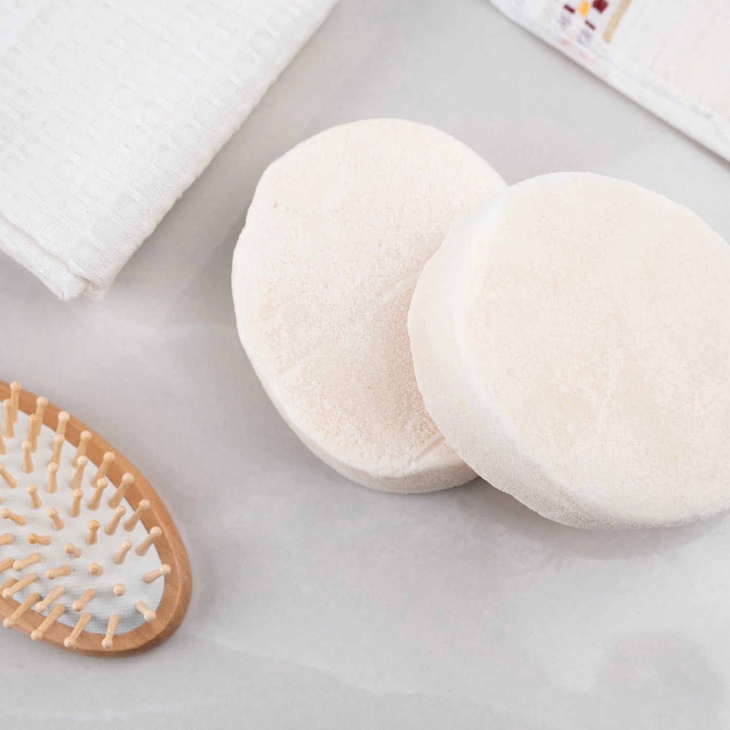 Melisa (oğul otu) özü ve doğal sünger içeren sabun – sakinleştirici, hassas cilt dostu ve arındırıcı bitkisel bakım ürünü