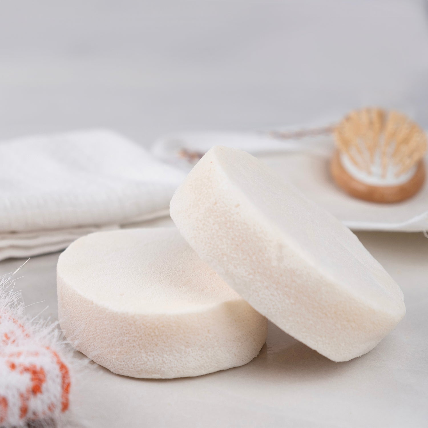 Melisa (oğul otu) özü ve doğal sünger içeren sabun – sakinleştirici, hassas cilt dostu ve arındırıcı bitkisel bakım ürünü