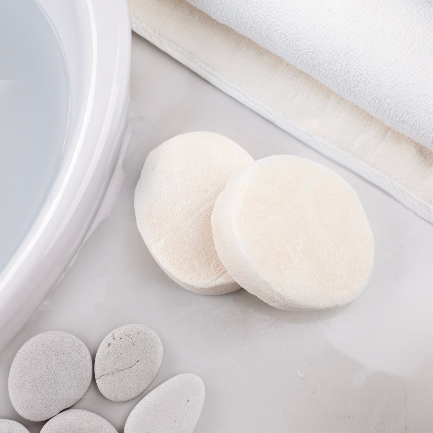 Melisa (oğul otu) özü ve doğal sünger içeren sabun – sakinleştirici, hassas cilt dostu ve arındırıcı bitkisel bakım ürünü