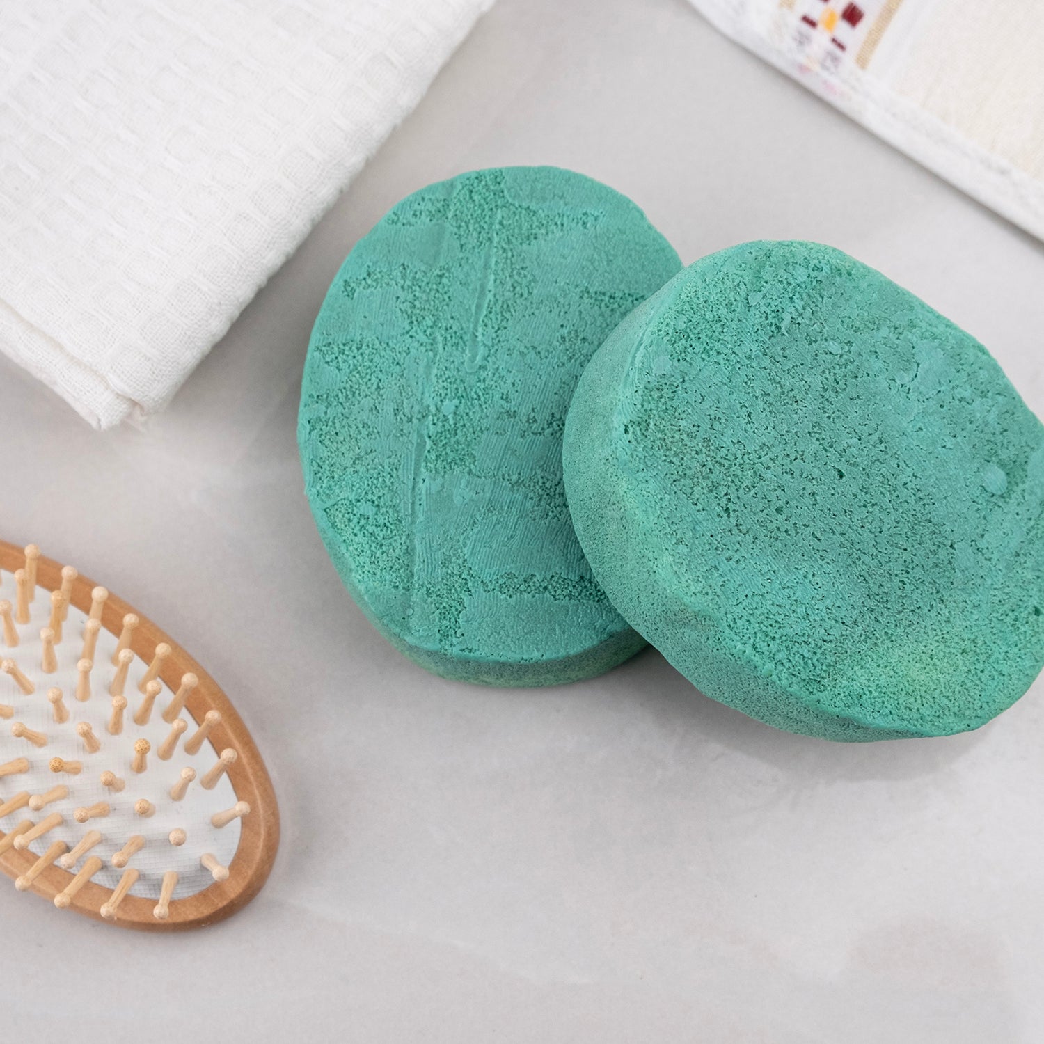 Yosun özü ve doğal sünger içeren sabun – gözenek arındırıcı, sıkılaştırıcı ve deniz mineralli bitkisel bakım ürünü