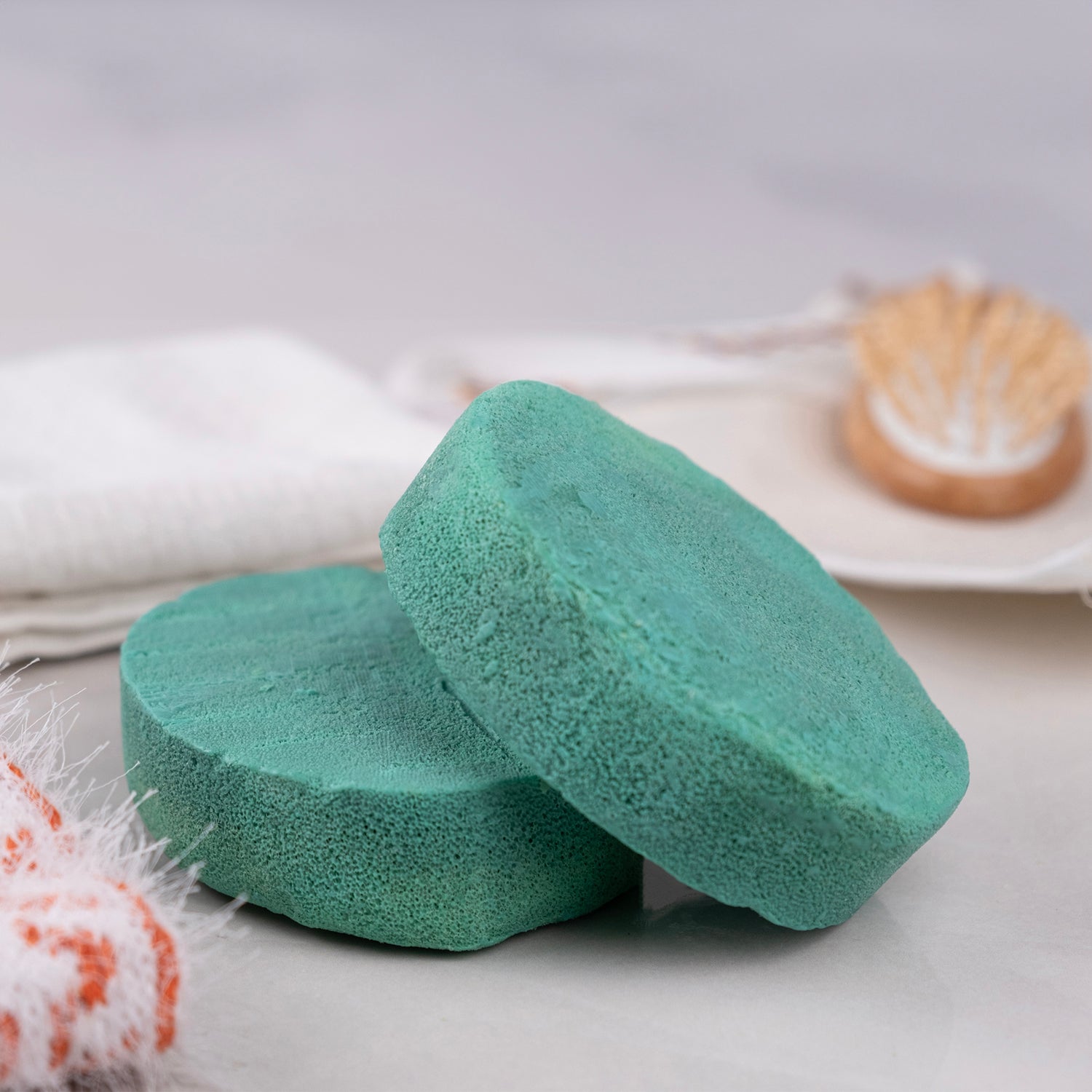 Yosun özü ve doğal sünger içeren sabun – gözenek arındırıcı, sıkılaştırıcı ve deniz mineralli bitkisel bakım ürünü