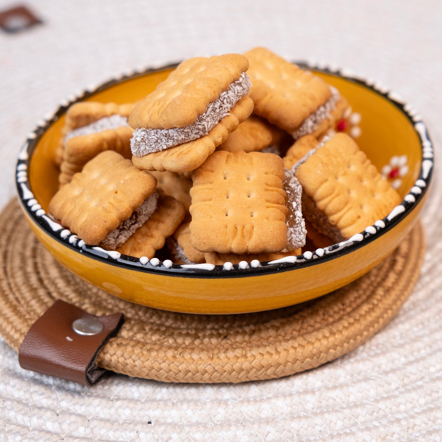 Bisküvili güllü lokum – iki bisküvi arasında gül aromalı kıstırma lokum tatlısı