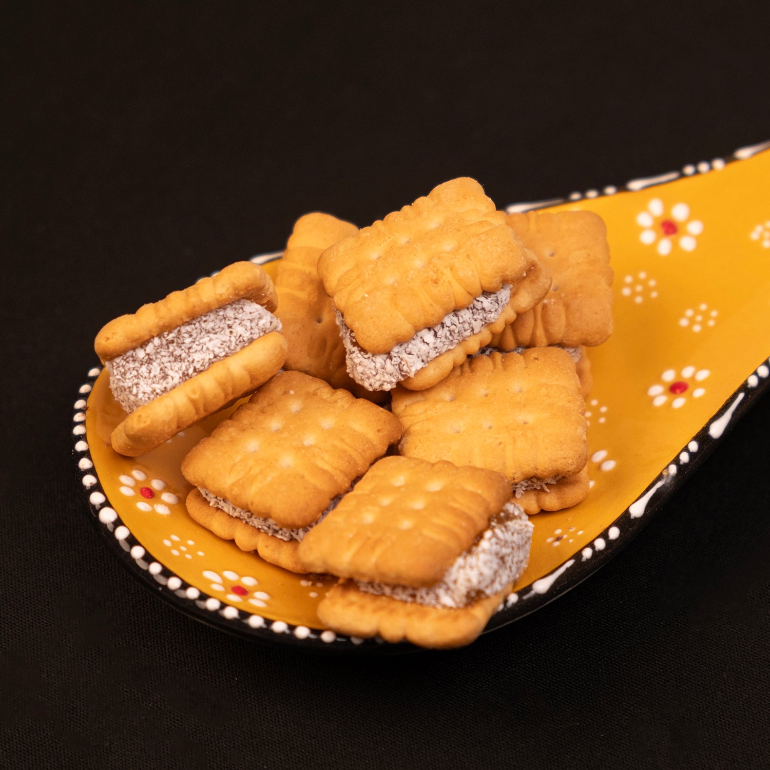 Bisküvili güllü lokum – iki bisküvi arasında gül aromalı kıstırma lokum tatlısı