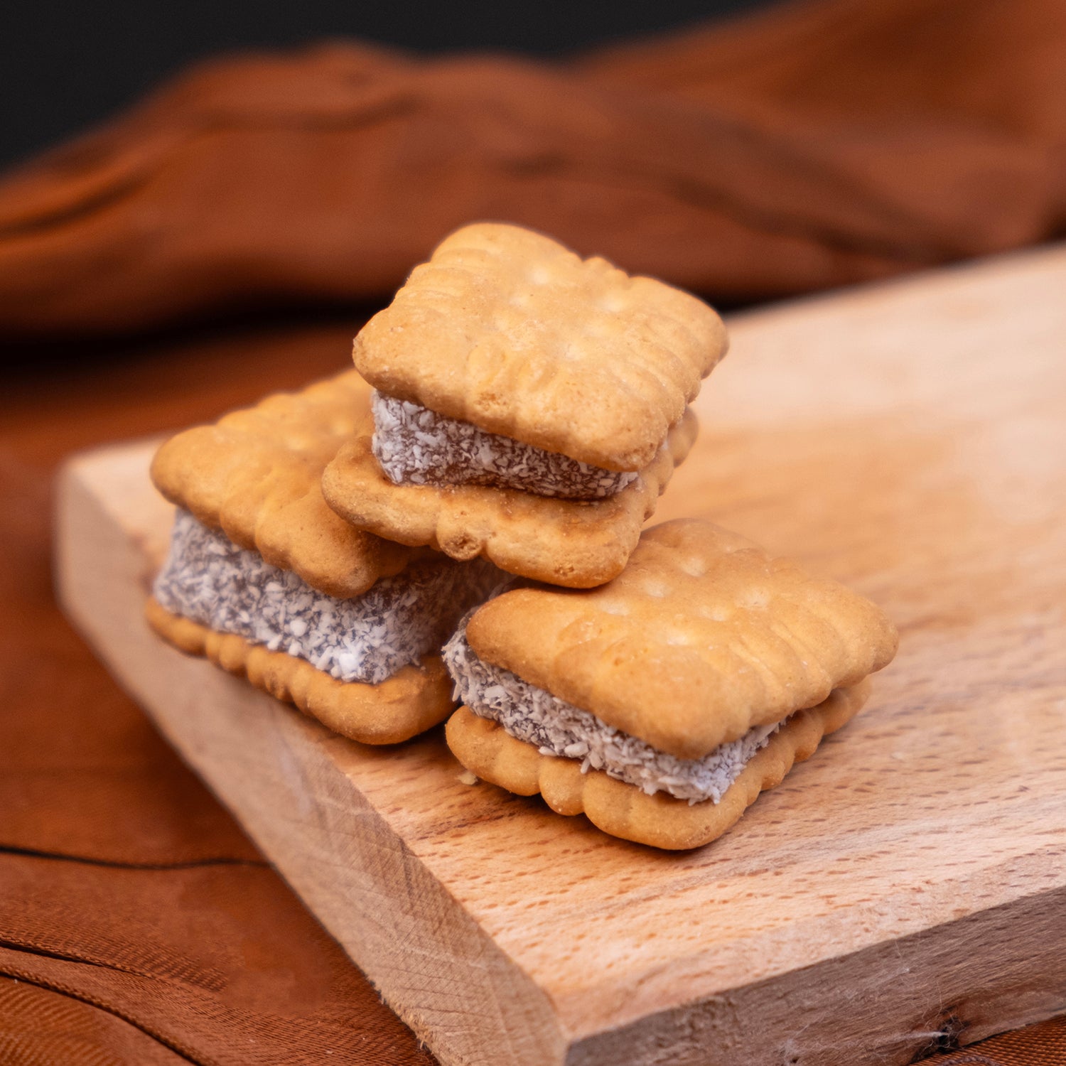 Bisküvili güllü lokum – iki bisküvi arasında gül aromalı kıstırma lokum tatlısı