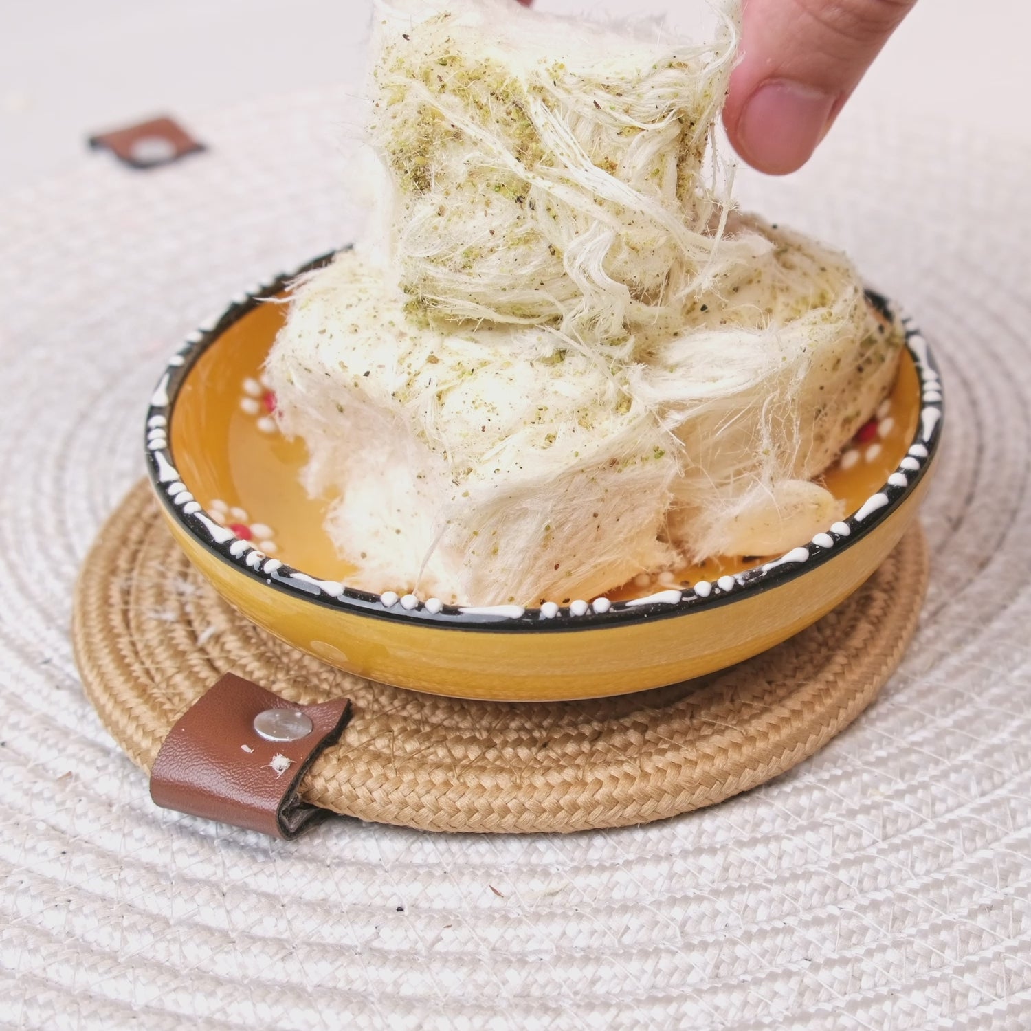 Antep fıstıklı pişmaniye – lif lif yapıda, içi kavrulmuş Antep fıstığı dolu geleneksel tatlı