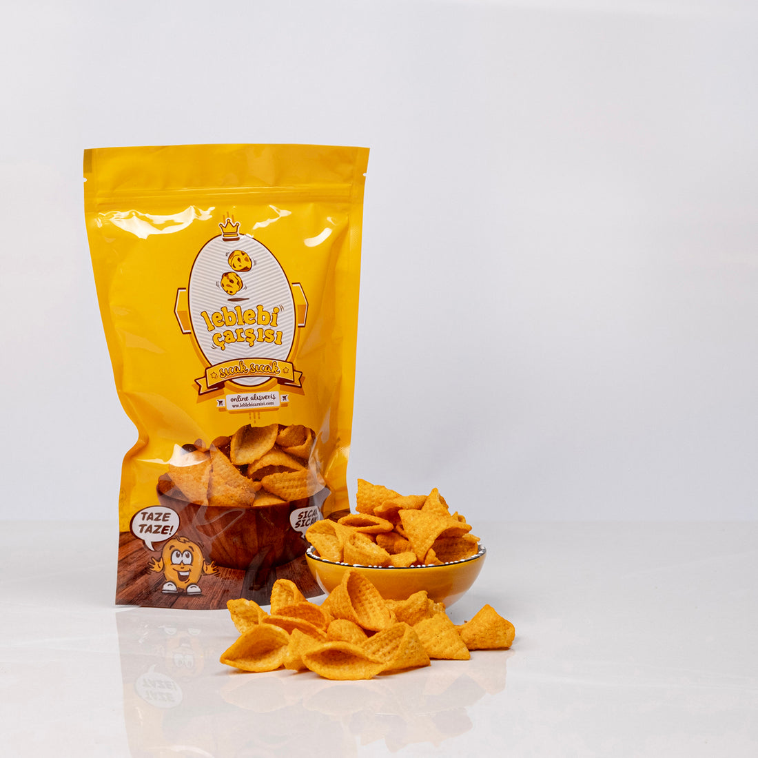 Acılı cips – baharat kaplı kıtır atıştırmalık görüntüsü, kırmızı tonlarda