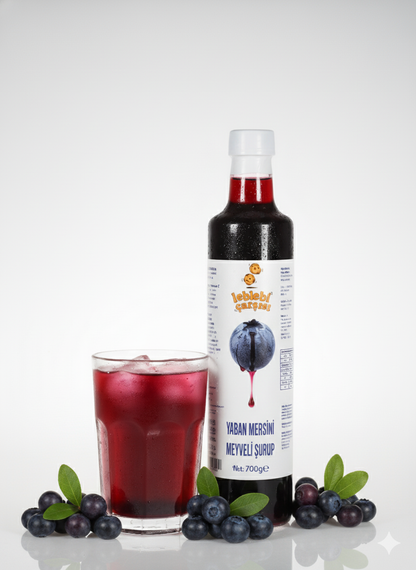 Yaban Mersini Şurubu; katkısız, şekersiz ve doğal içeriğiyle mor rengini ve yoğun aromasını koruyan, içecek ve tatlılar için ideal bir şuruptur.