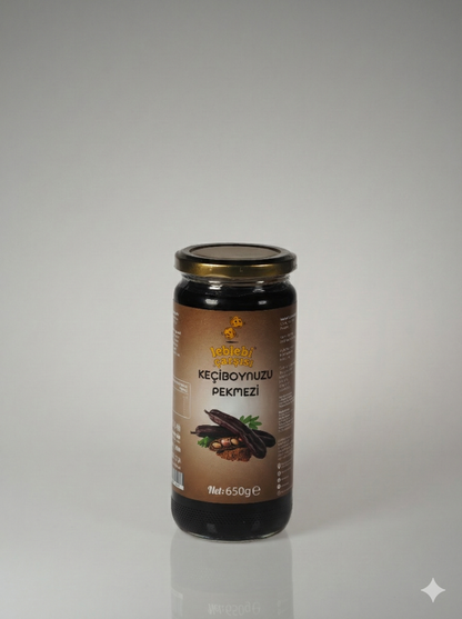 Keçiboynuzu Pekmezi – Cam kavanozda sunulan koyu kıvamlı, katkısız ve doğal pekmez görüntüsü
