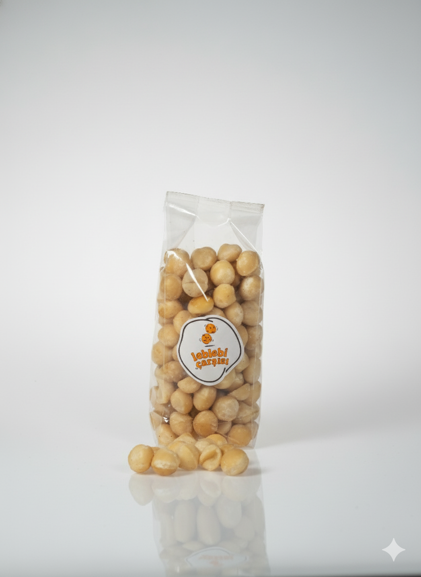 Makademya fındığı; yuvarlak, açık bej renkli, yumuşak dokulu ve parlak yüzeyli doğal bir kuruyemiş olarak sunulmaktadır.