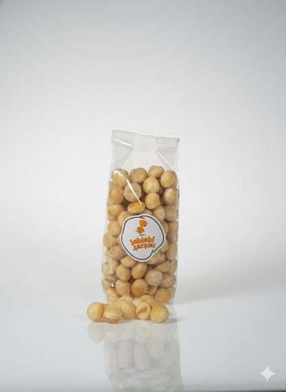 Makademya fındığı; yuvarlak, açık bej renkli, yumuşak dokulu ve parlak yüzeyli doğal bir kuruyemiş olarak sunulmaktadır.