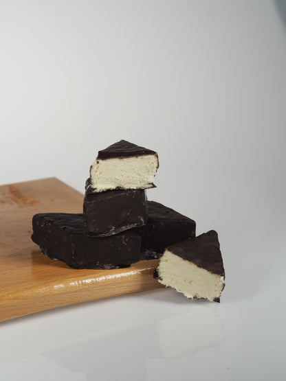 Çikolata Kaplı Saray Helvası – Sütlü çikolata ile kaplanmış, geleneksel ağızda dağılan helva tatlısı