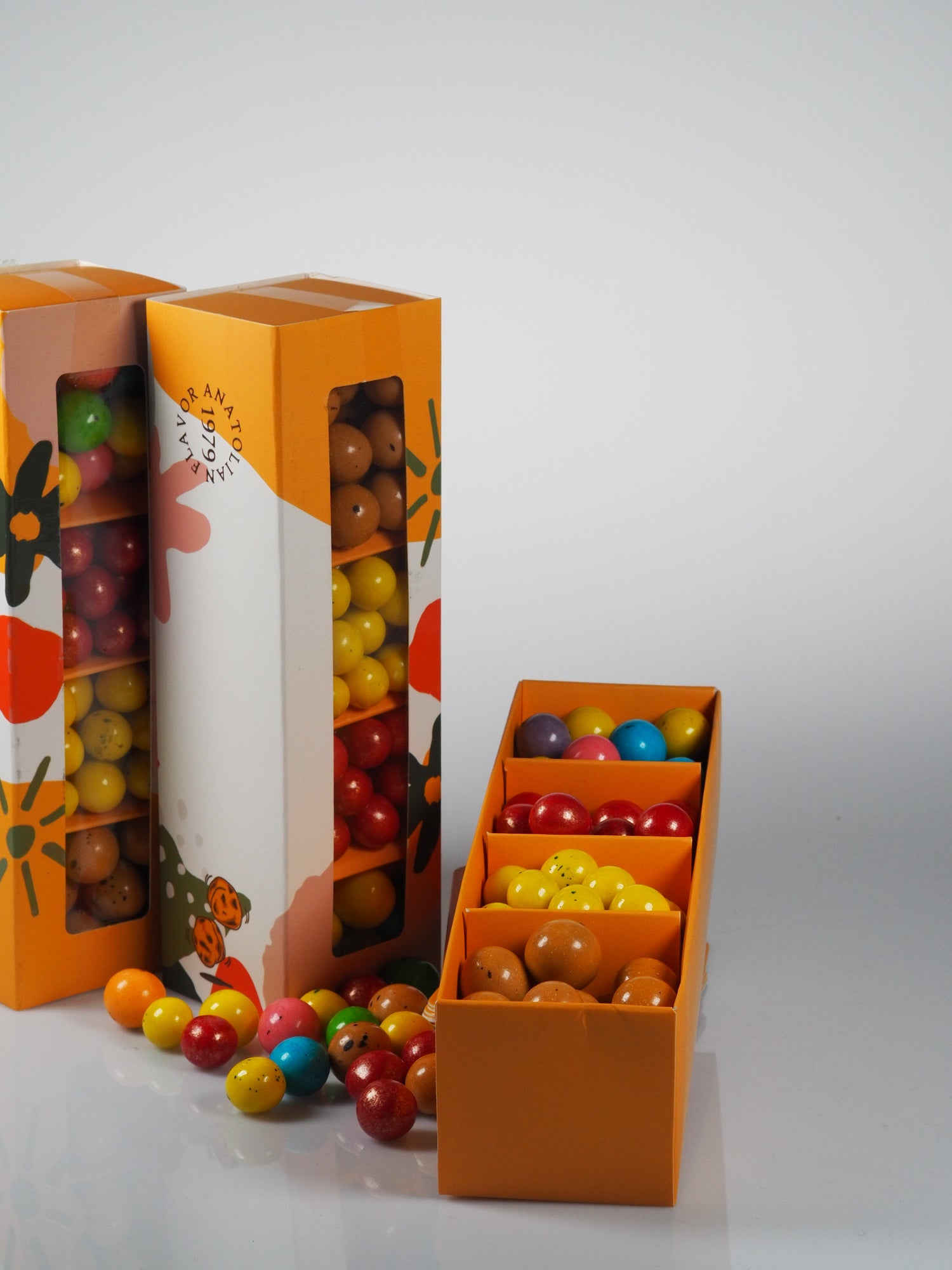 Narlı, limonlu cheesecake’li, meyveli ve kahveli leblebilerden oluşan renkli ve şık hediyelik draje seti, özel bölmeli kutuda sunulmaktadır.