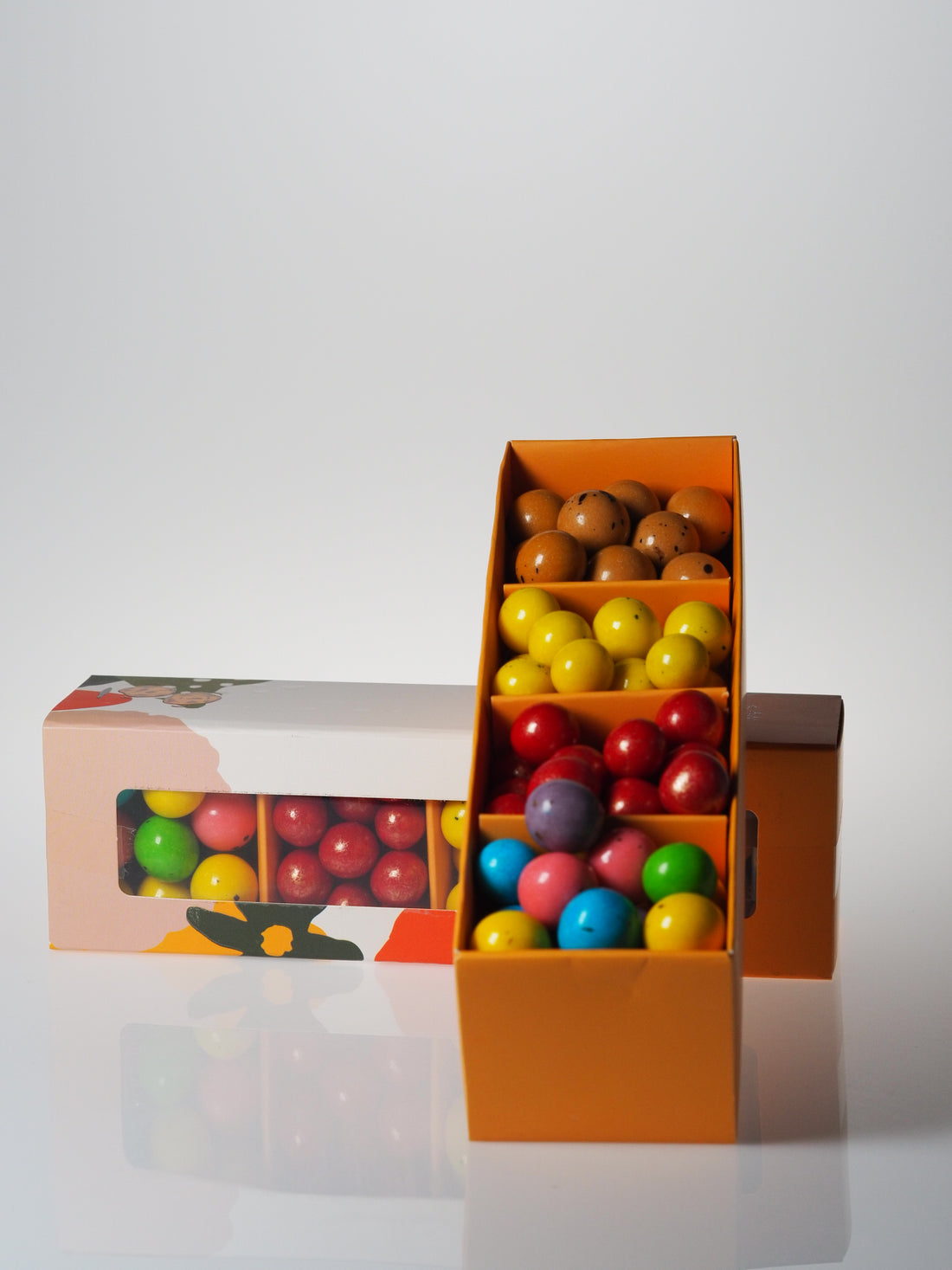 Narlı, limonlu cheesecake’li, meyveli ve kahveli leblebilerden oluşan renkli ve şık hediyelik draje seti, özel bölmeli kutuda sunulmaktadır.