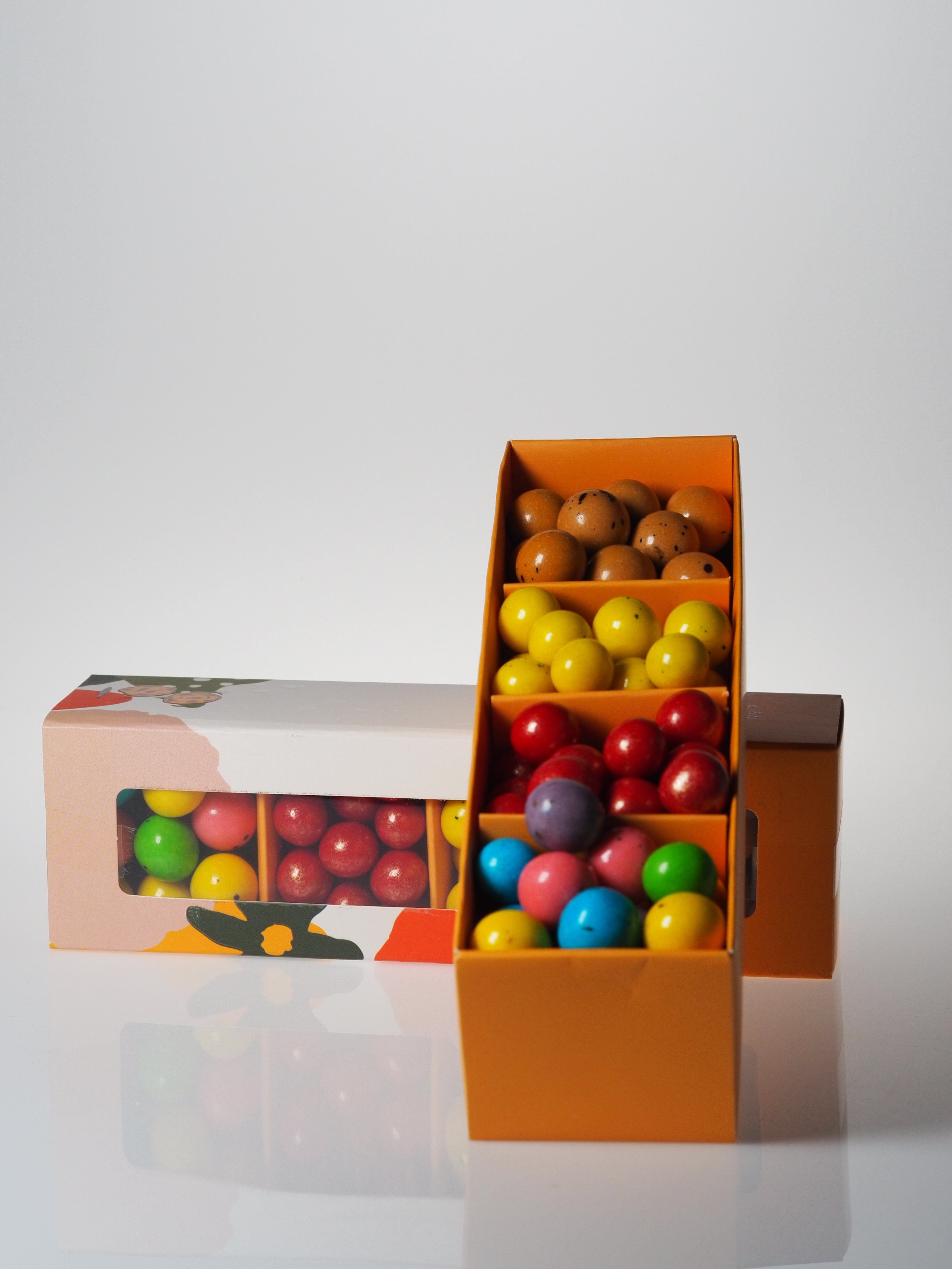 Narlı, limonlu cheesecake’li, meyveli ve kahveli leblebilerden oluşan renkli ve şık hediyelik draje seti, özel bölmeli kutuda sunulmaktadır.