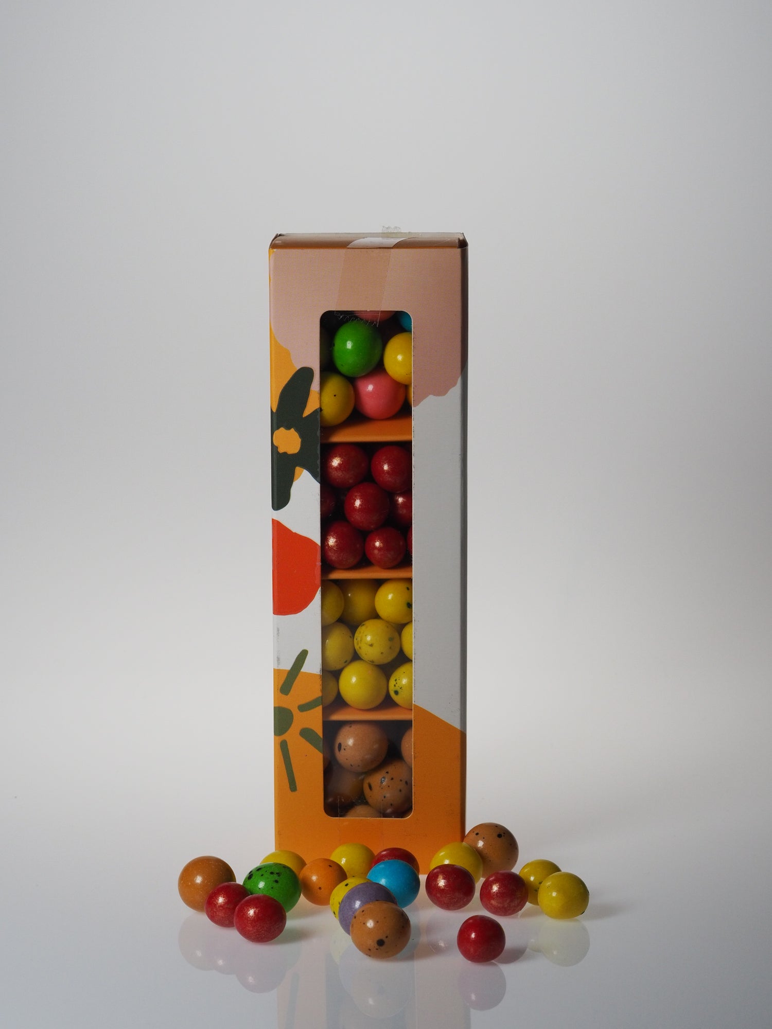 Narlı, limonlu cheesecake’li, meyveli ve kahveli leblebilerden oluşan renkli ve şık hediyelik draje seti, özel bölmeli kutuda sunulmaktadır.