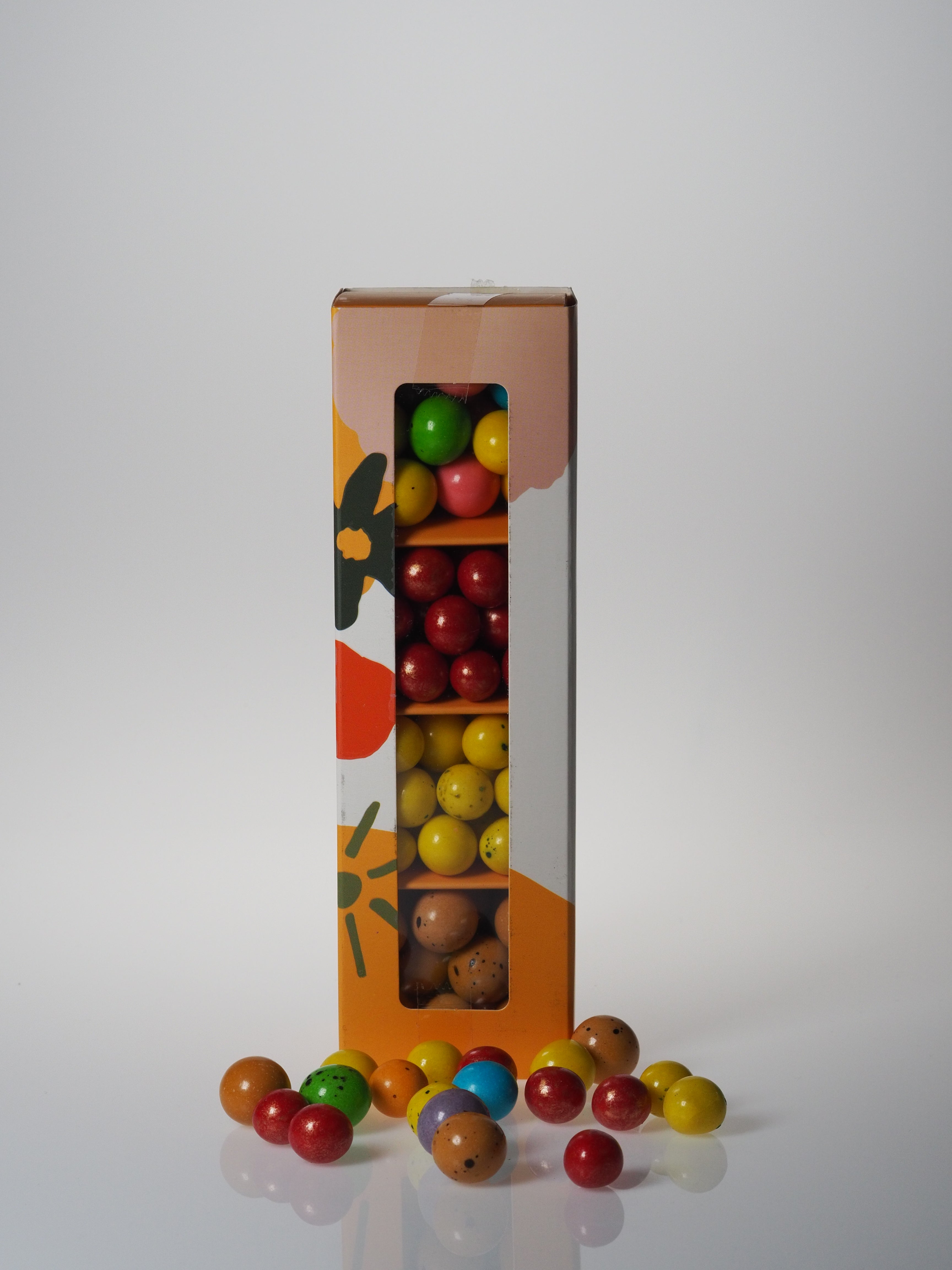 Narlı, limonlu cheesecake’li, meyveli ve kahveli leblebilerden oluşan renkli ve şık hediyelik draje seti, özel bölmeli kutuda sunulmaktadır.