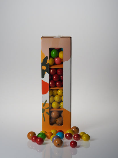 Narlı, limonlu cheesecake’li, meyveli ve kahveli leblebilerden oluşan renkli ve şık hediyelik draje seti, özel bölmeli kutuda sunulmaktadır.