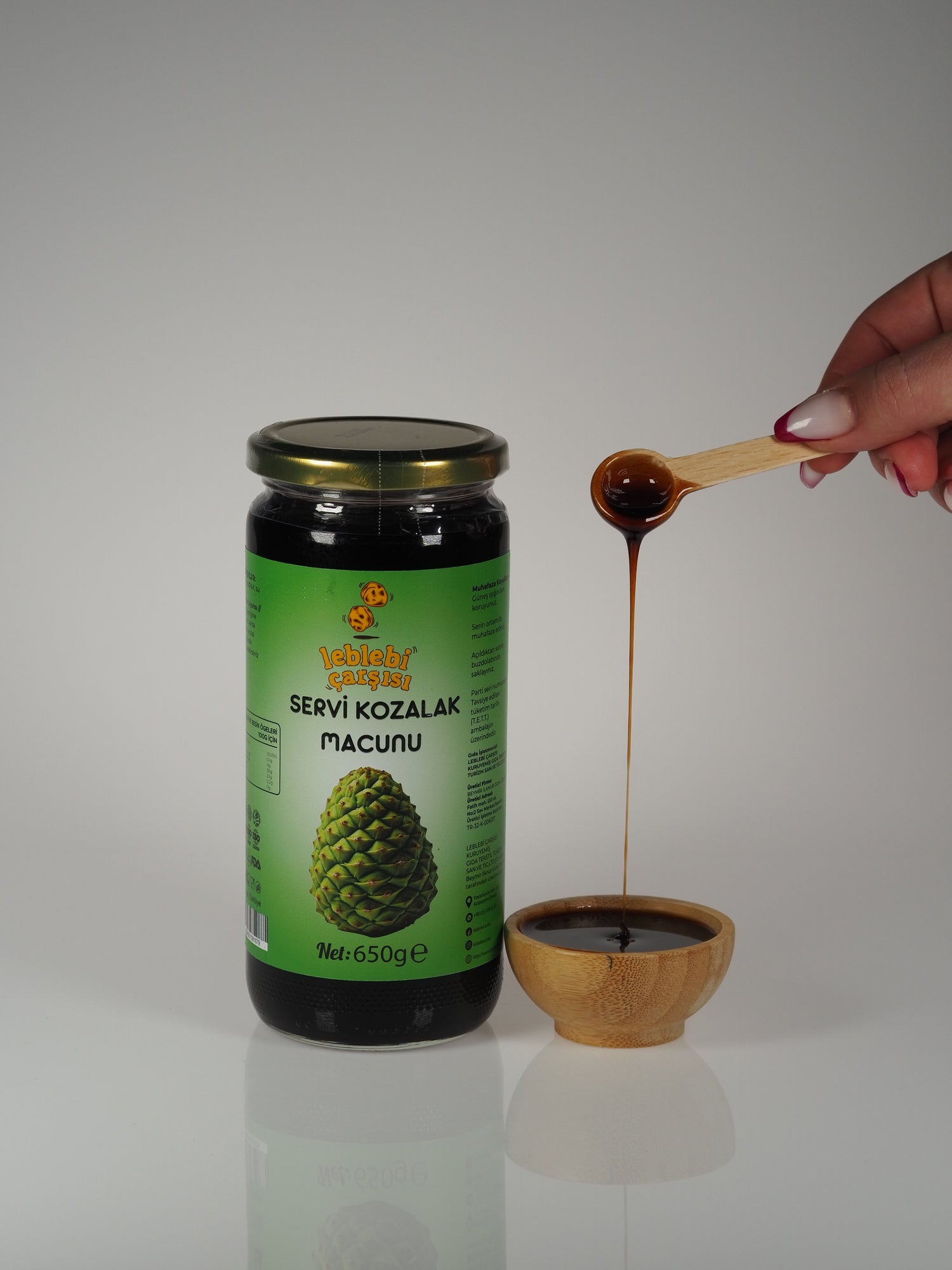 Servi Kozalak Macunu – Doğal servi kozalaklarından hazırlanmış koyu renkli, yoğun kıvamlı bitkisel macun