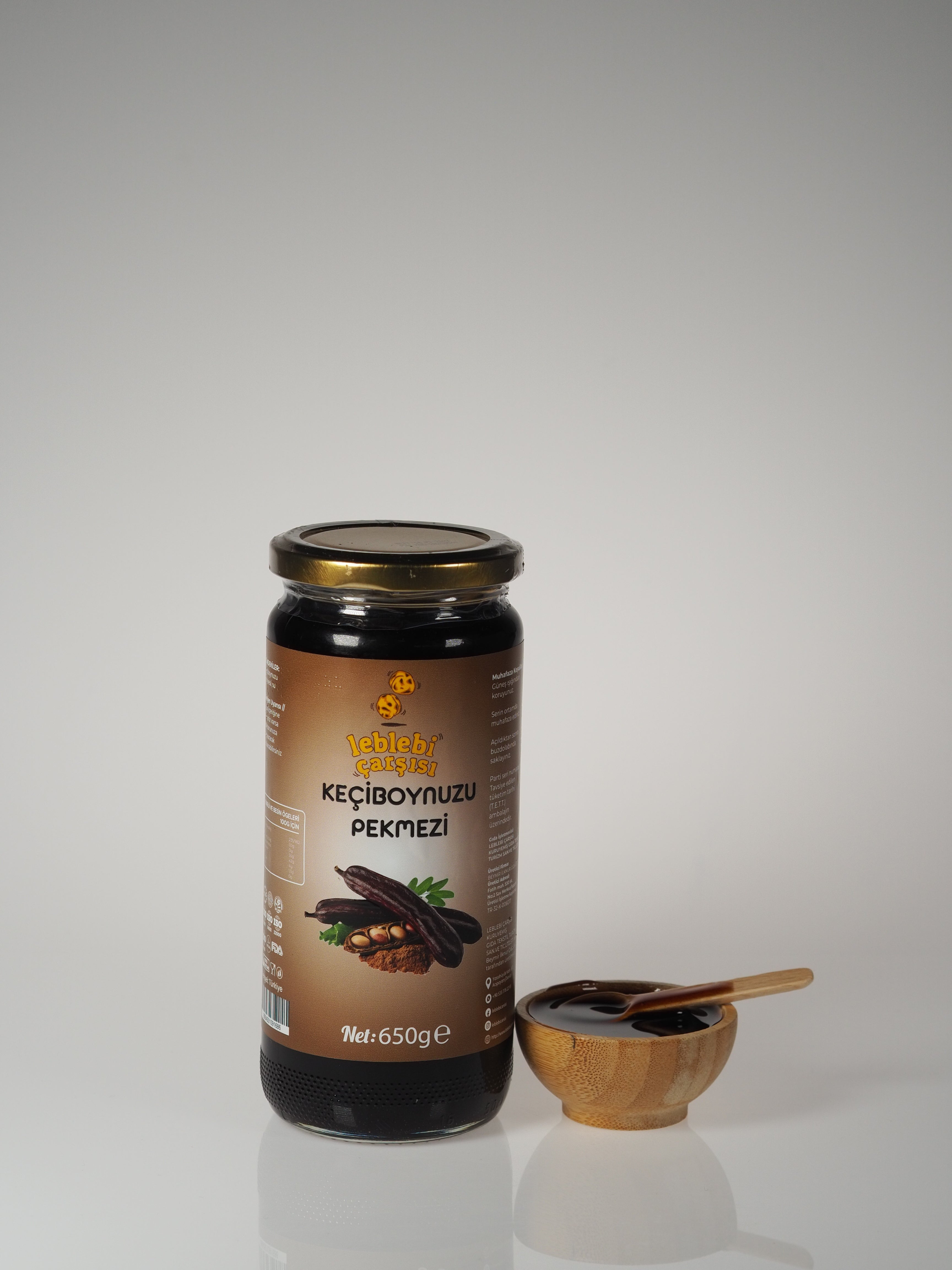 Keçiboynuzu Pekmezi – Cam kavanozda sunulan koyu kıvamlı, katkısız ve doğal pekmez görüntüsü