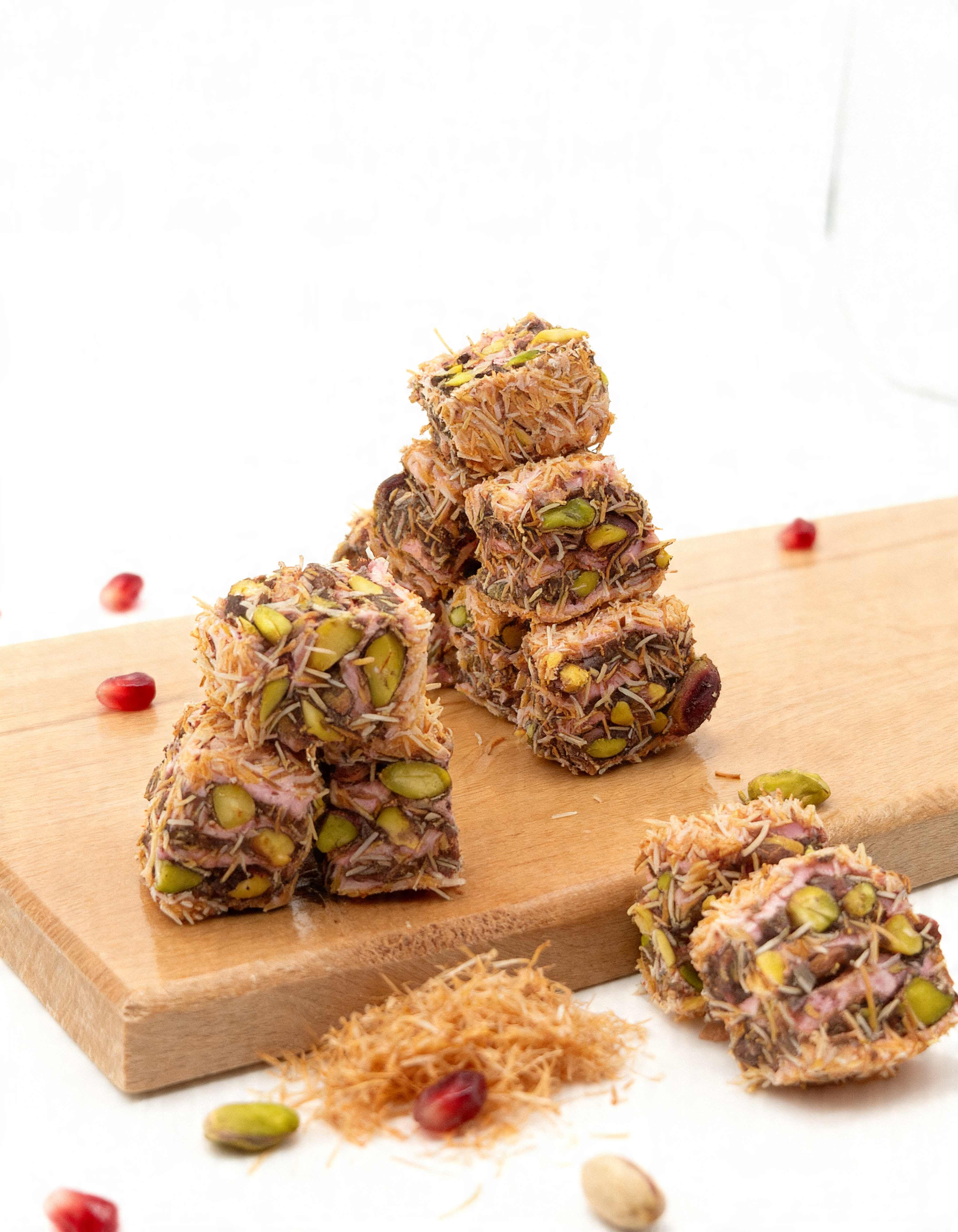 Kadayıf kaplı, içi nar aromalı ve bütün Antep fıstıklı lokum parçaları