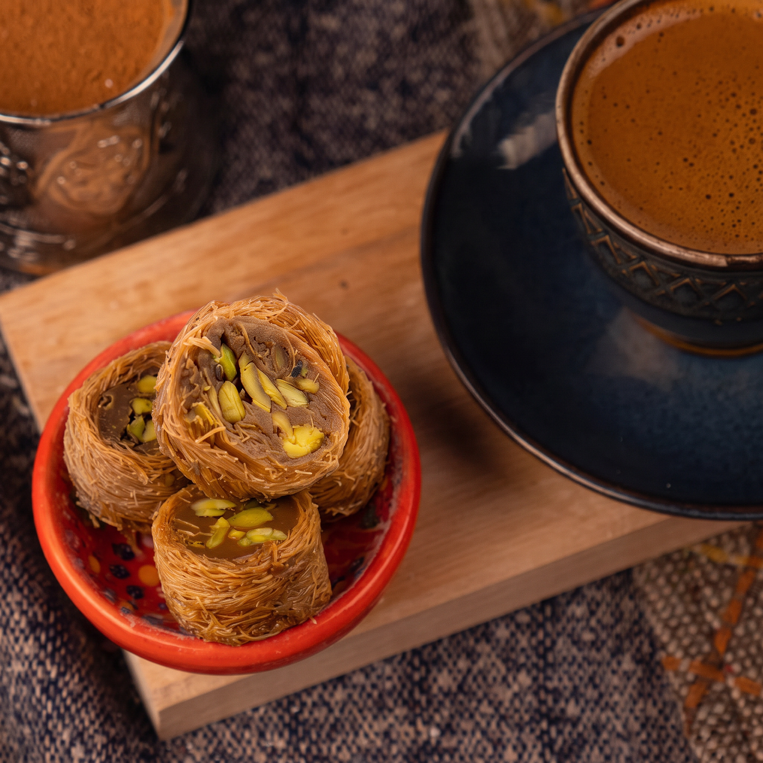 Kadayıf kaplı, lotus kremalı bülbül yuvası lokumu.