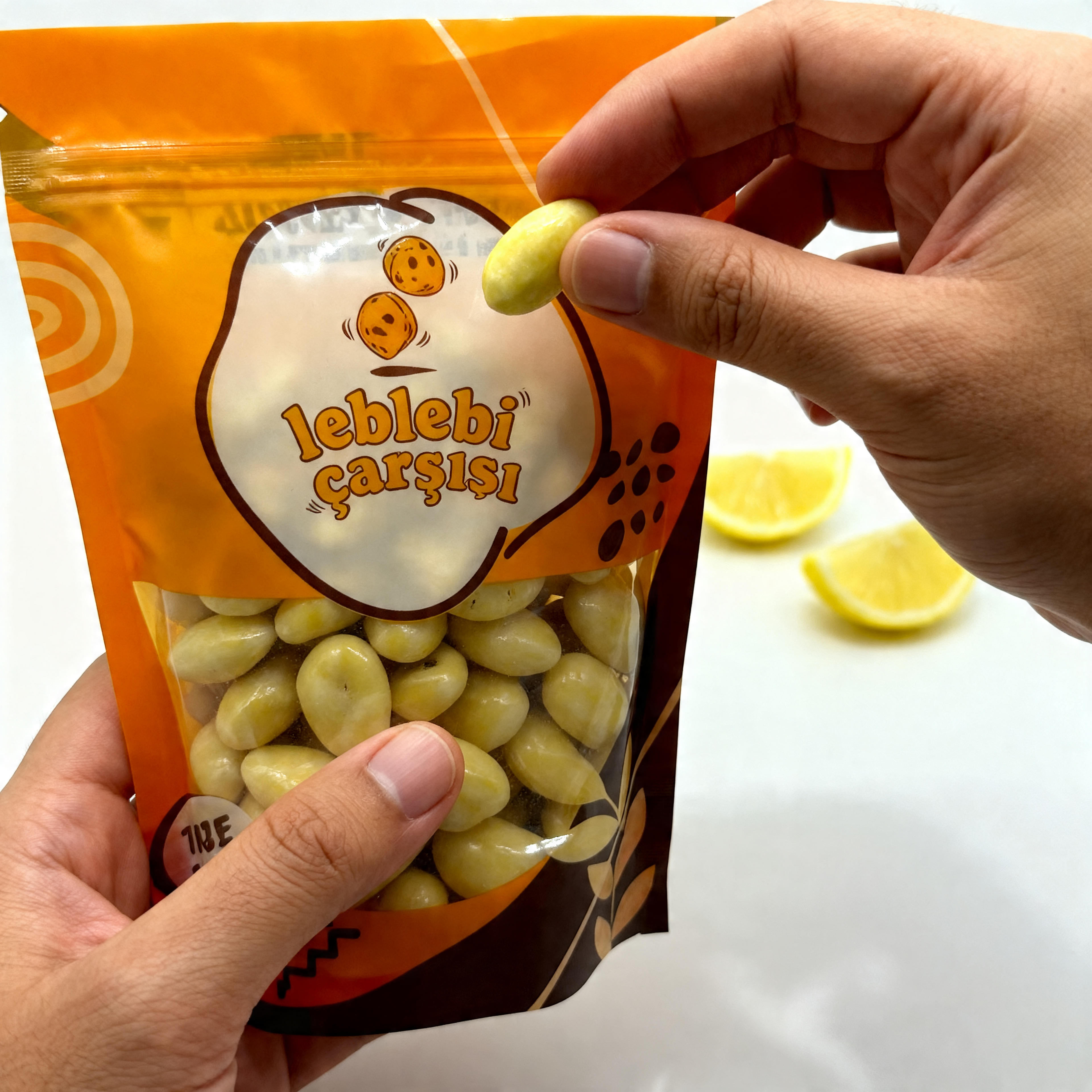Limon aromalı beyaz çikolata ile kaplanmış çıtır badem drajeler