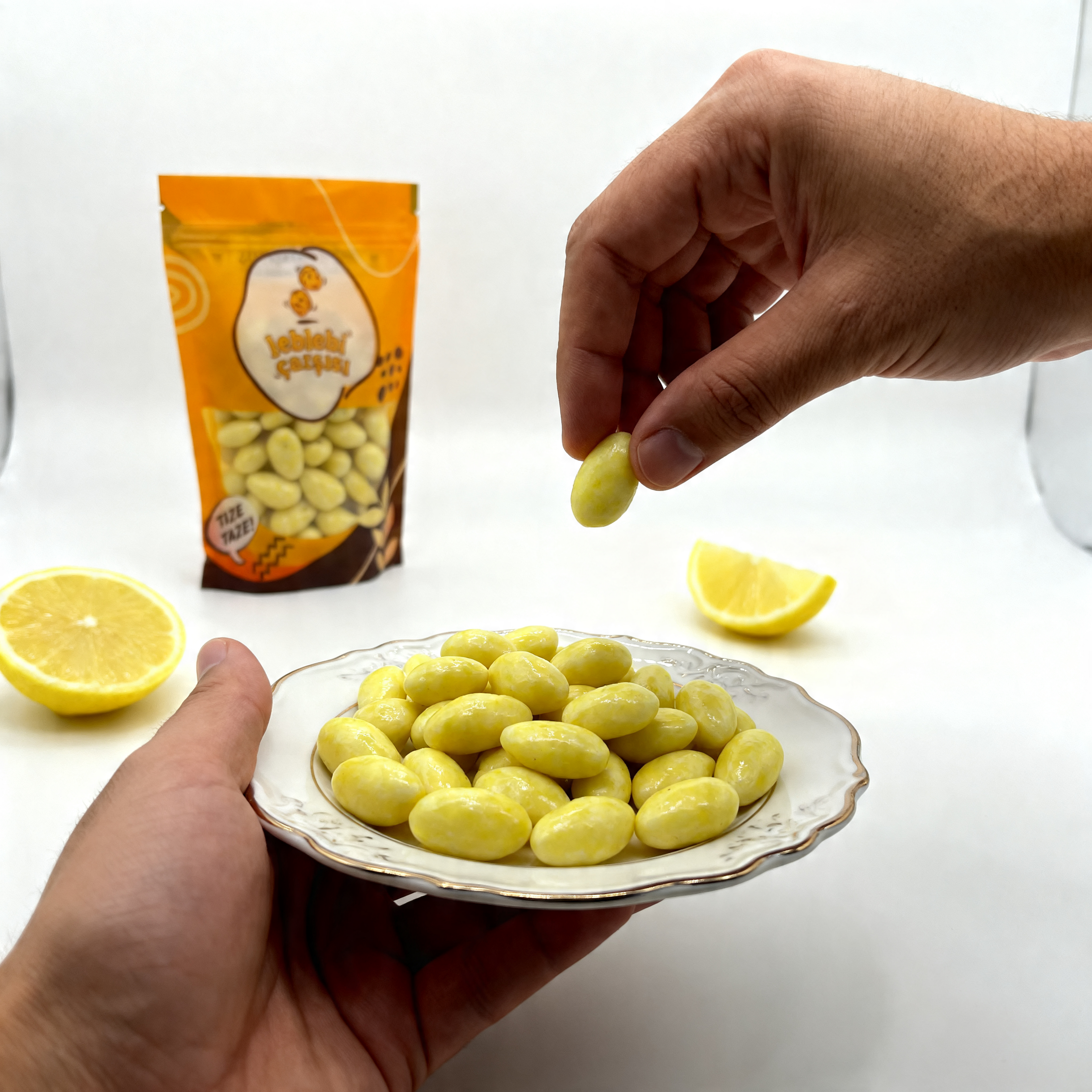 Limon aromalı beyaz çikolata ile kaplanmış çıtır badem drajeler