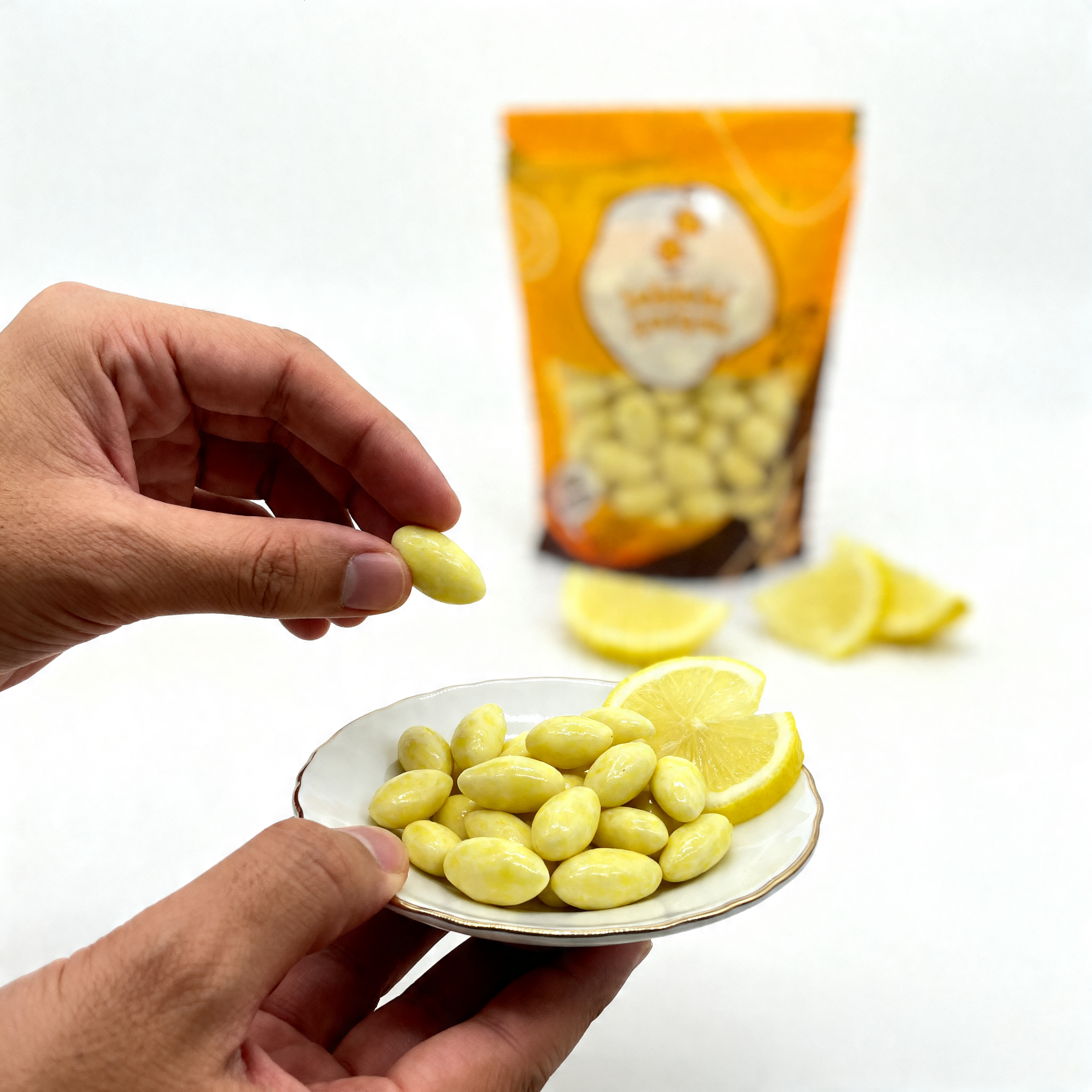 Limon aromalı beyaz çikolata ile kaplanmış çıtır badem drajeler