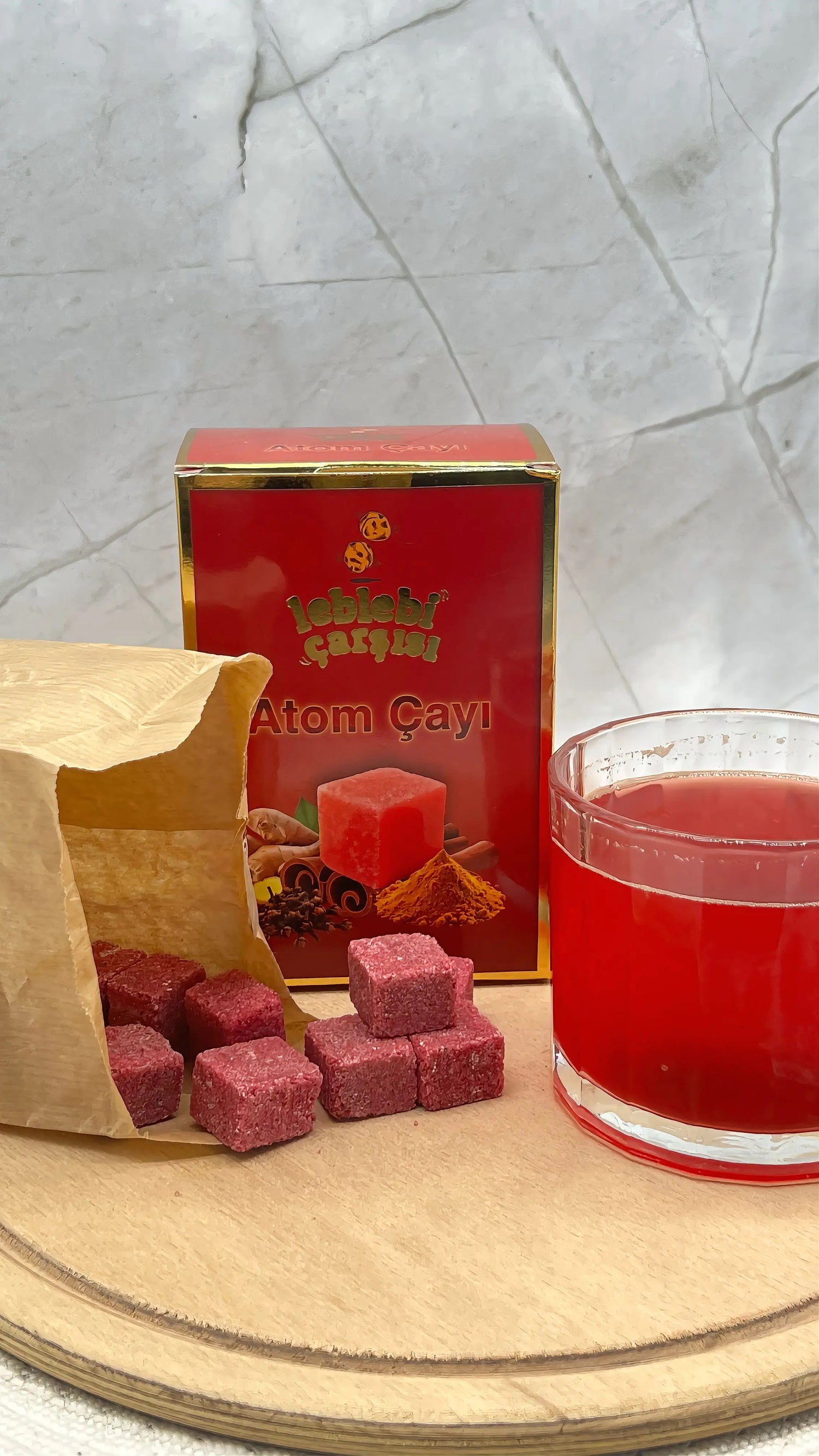 Küp formda hazırlanmış atom çayı – sıcak suda çözünen aromatik bitki çayı