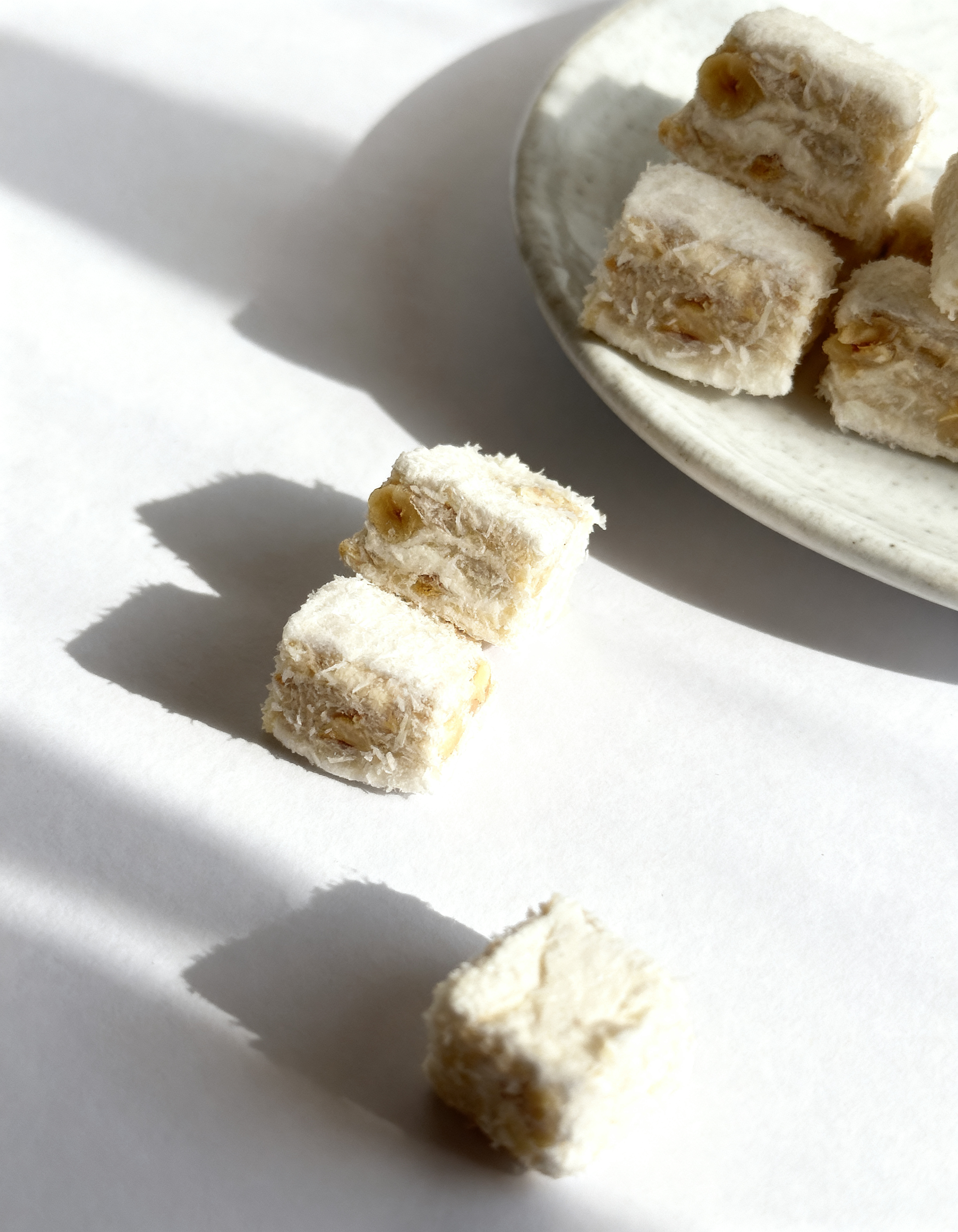 Beyaz çikolata ve hindistan cevizi kaplı baklava formunda lokum parçaları