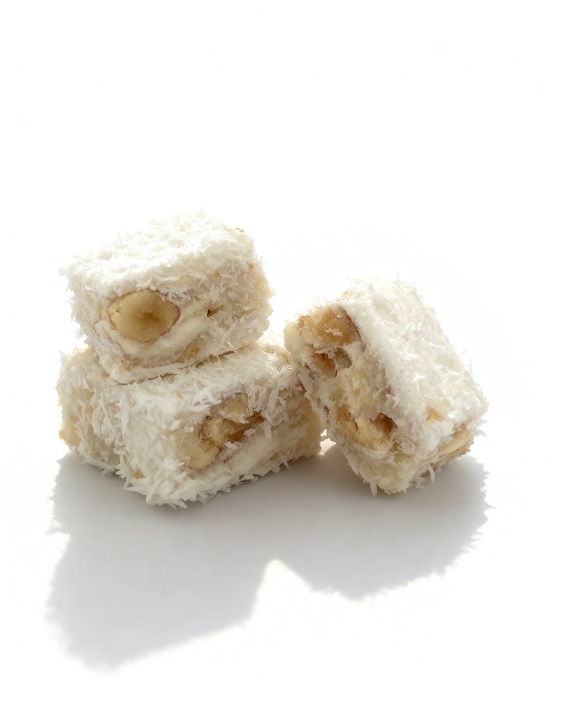 Beyaz çikolata ve hindistan cevizi kaplı baklava formunda lokum parçaları